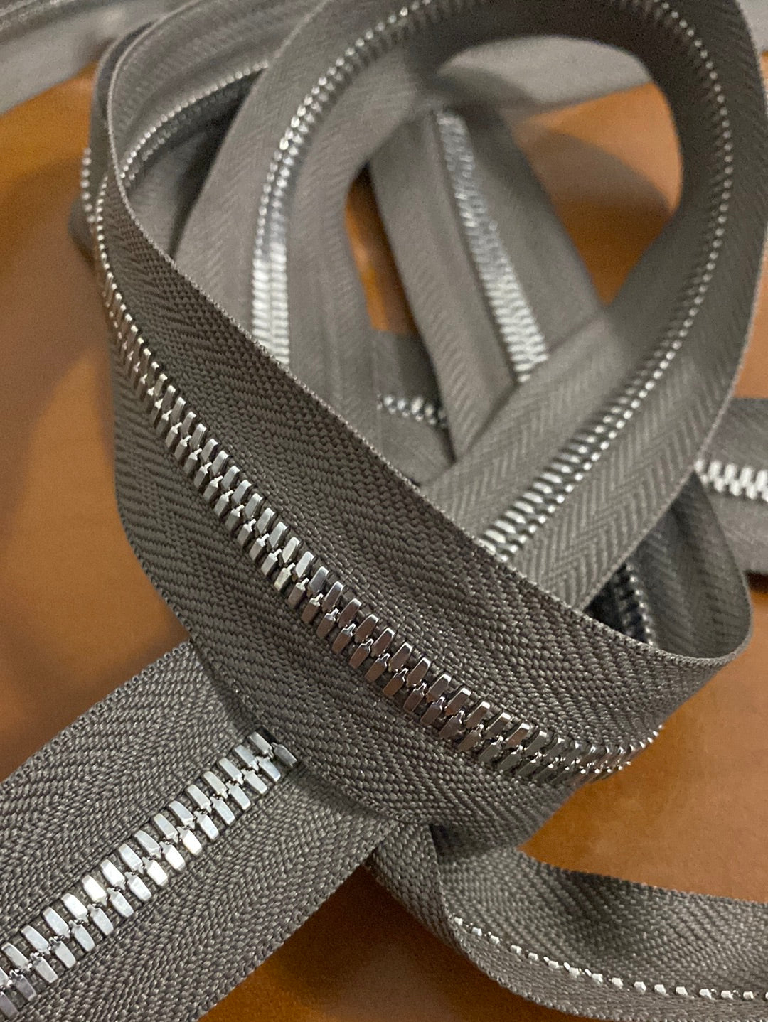 YKK Excella® PLUS Silver. Größe 5.