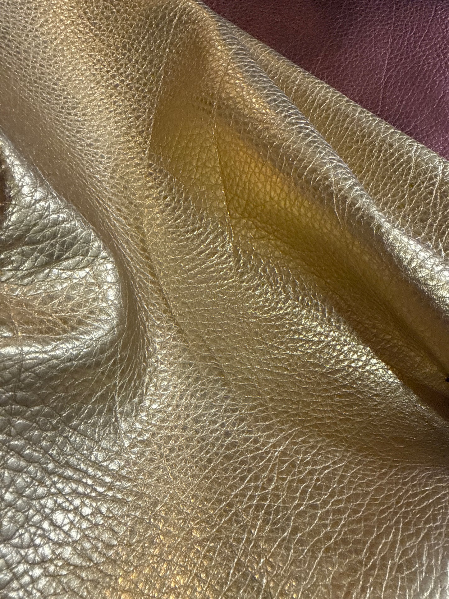 Kalbnappa Gold-Metallic 1,2mm. Breite 70-80 cm. Zentimeterware.