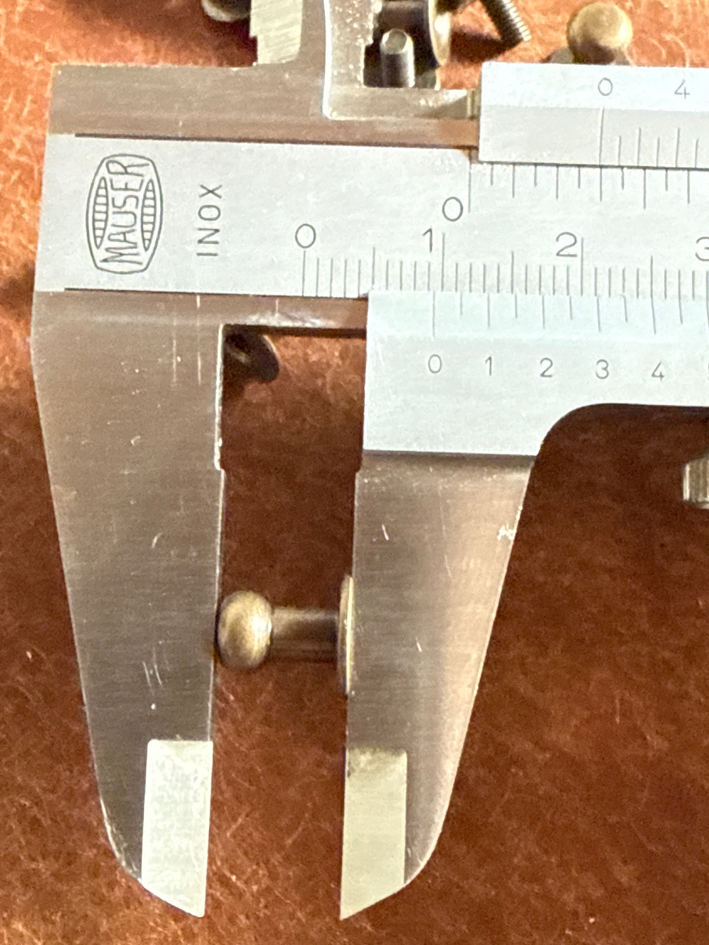 Knopfniete Beiltaschenknopf 6/4mm mit Schraube M3x6mm. Gesamthöhe 9,5mm. Schafthöhe 4,5mm. Altmessing.