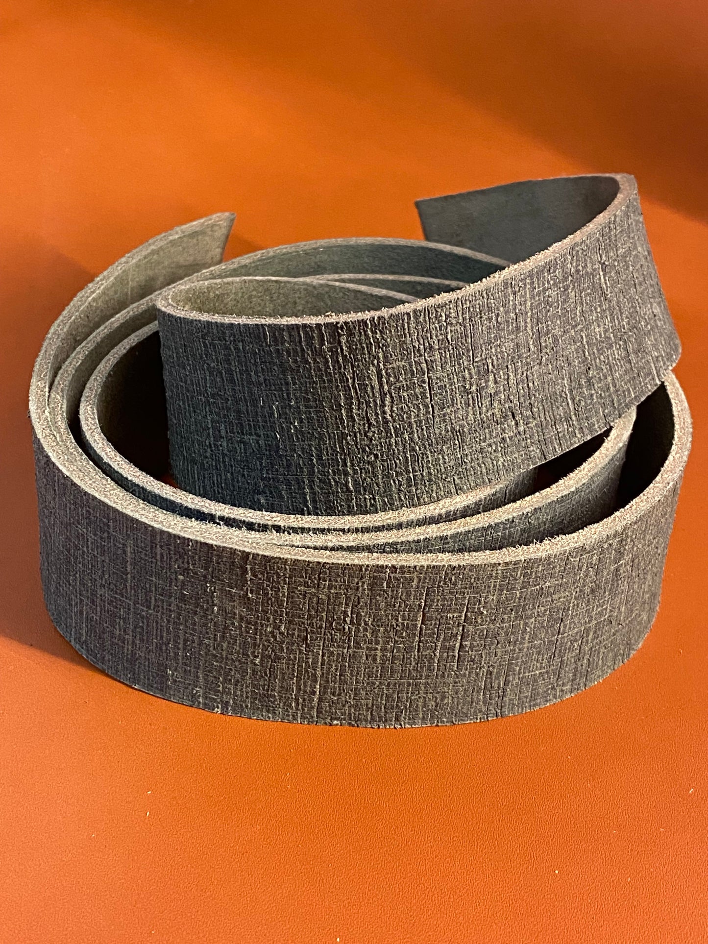 Cinturino in pelle con aspetto tessile 3 mm oliva 130 cm. Collo