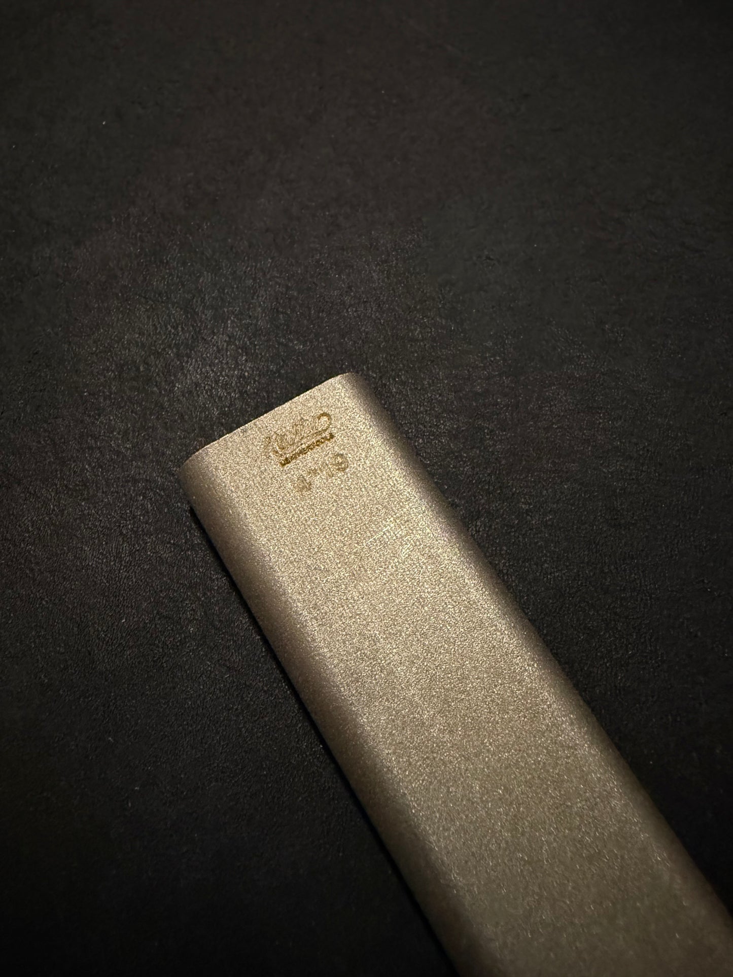 Kevin Lee Langlocheisen oblong Punch