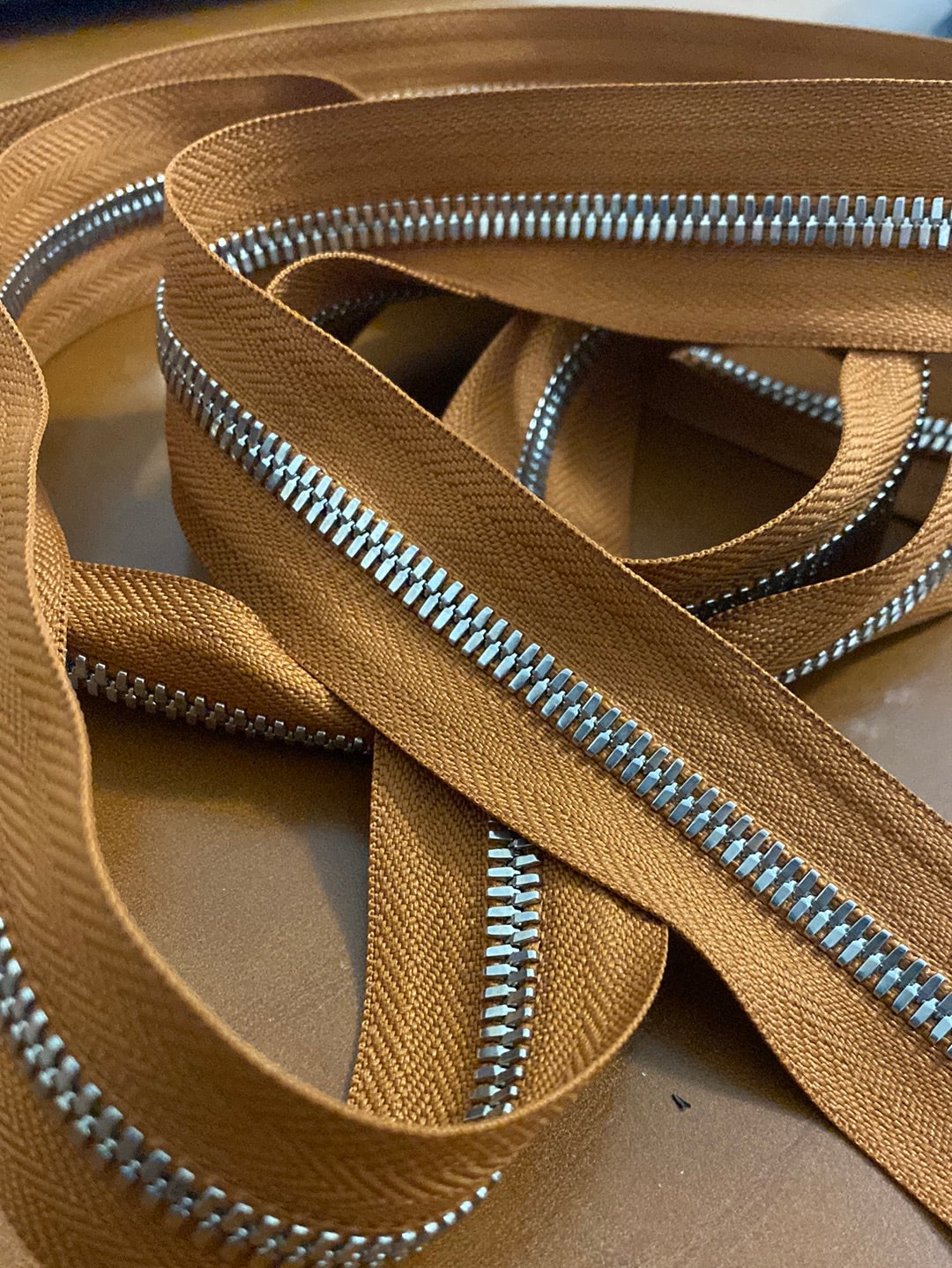 YKK Excella® PLUS Silver. Größe 5.