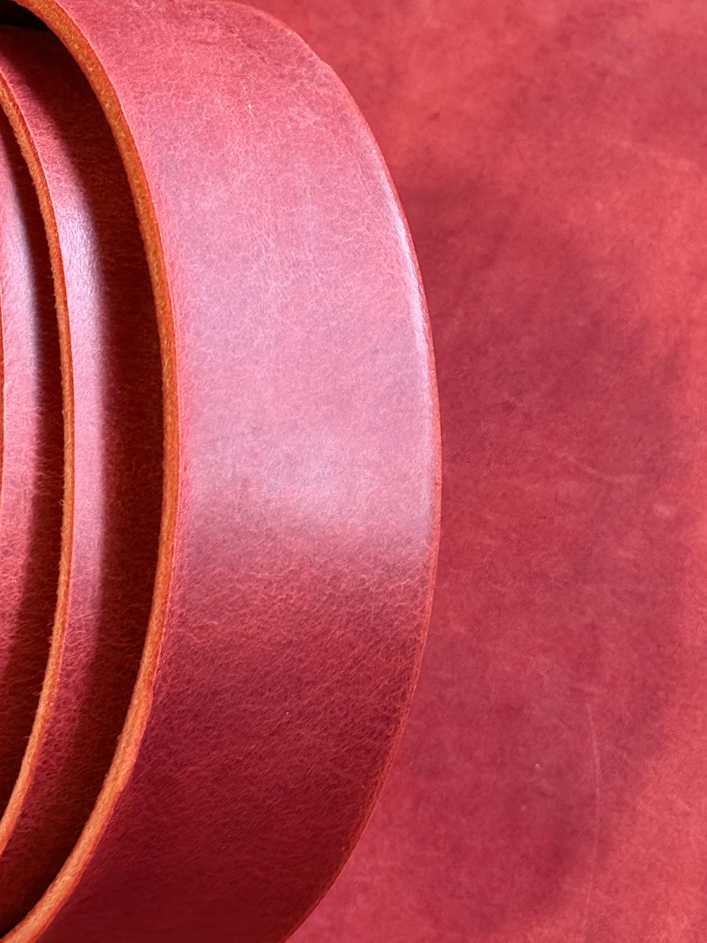 Cinghia in cuoio rosso Croupon 3 mm ca. 140 cm