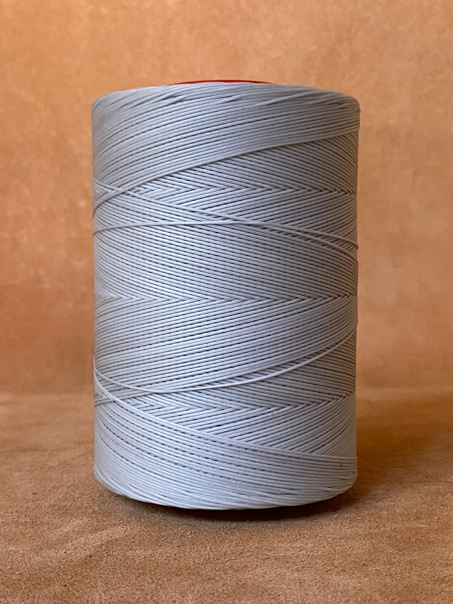 0,6 mm Ritza 25 tigre 100 m Spule | Filo da cucito per pelle, cerato. Punto a mano, forma piatta