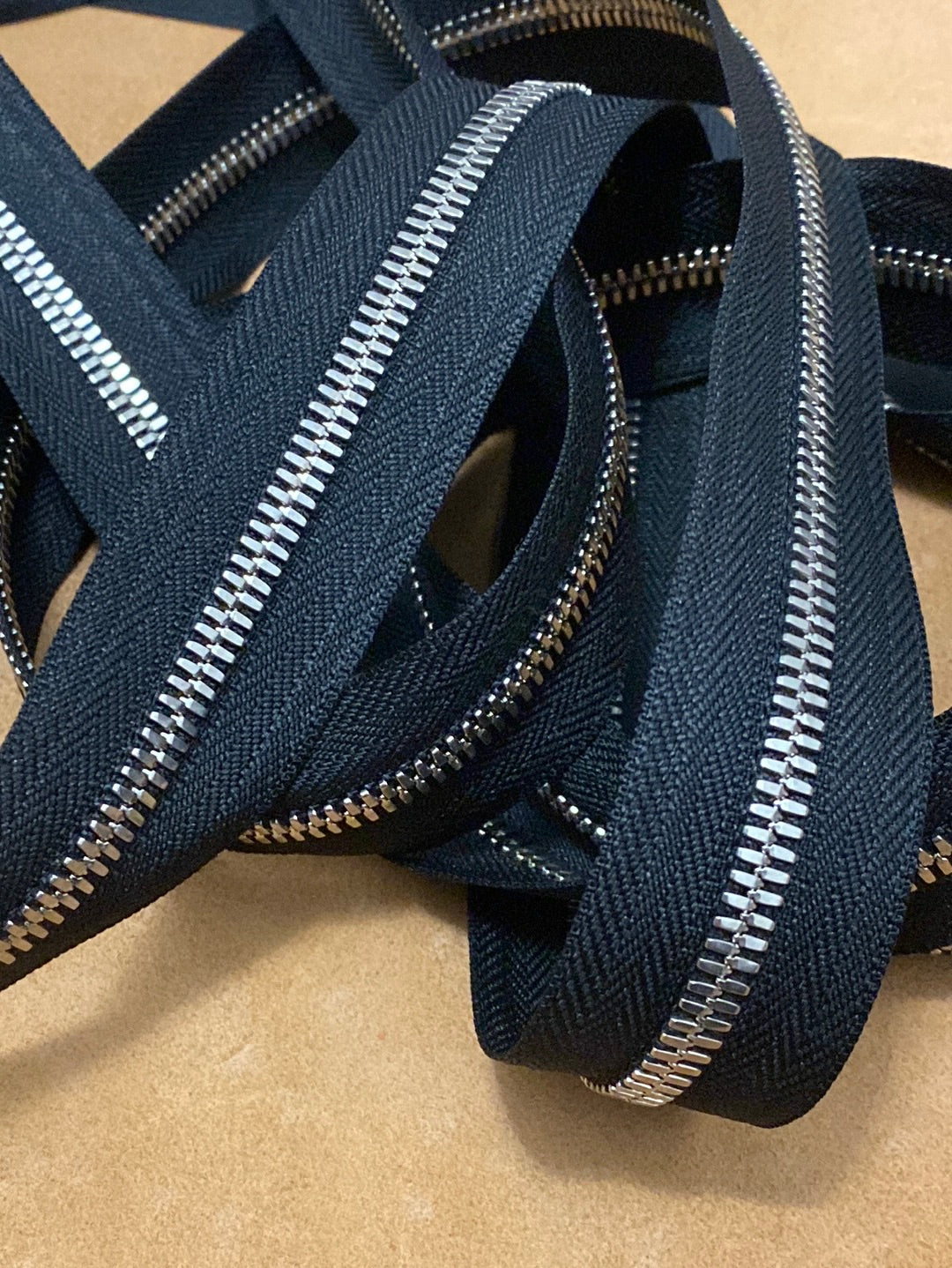 YKK Excella® PLUS Silver. Größe 5.