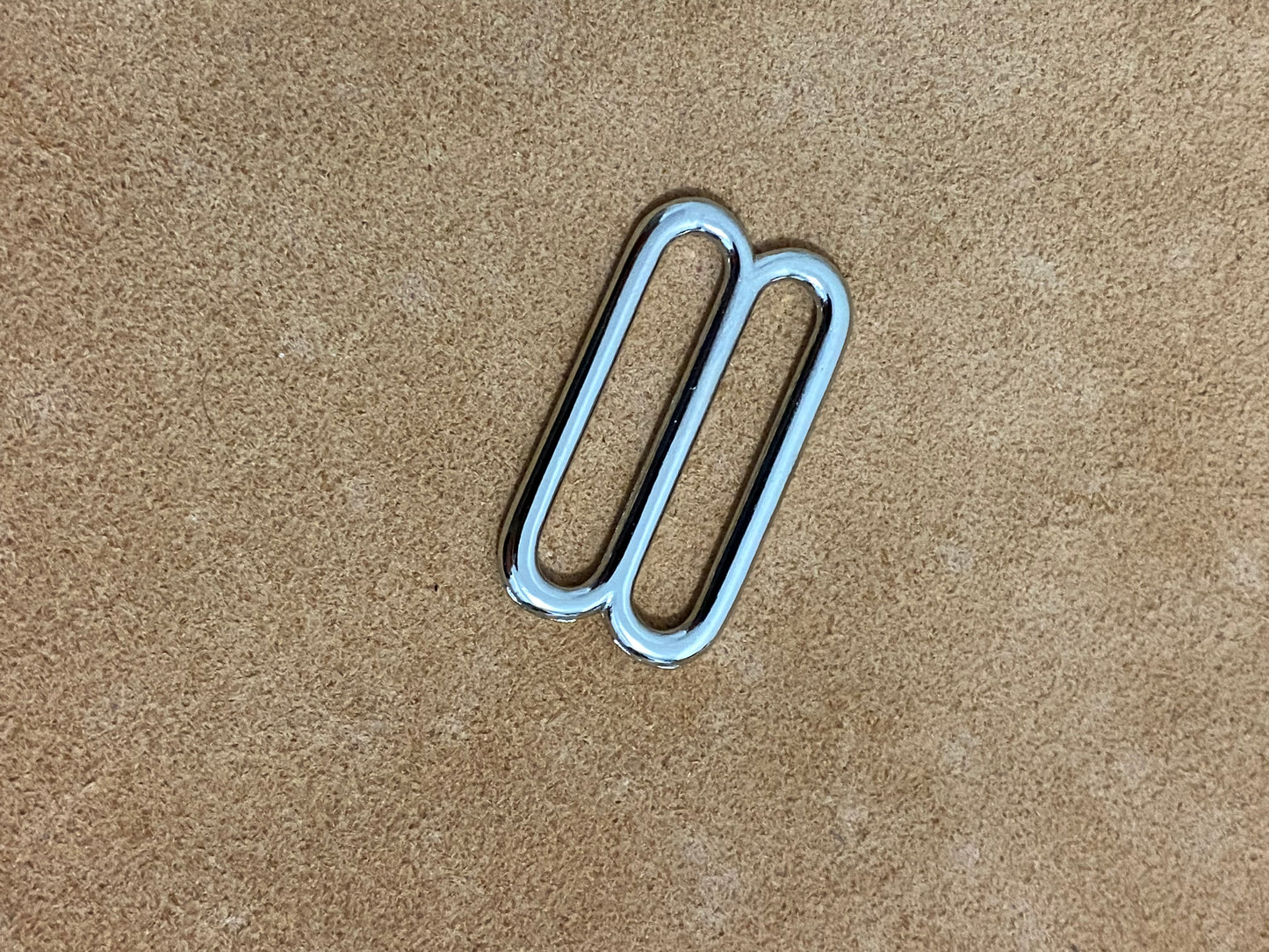 Metal slider buckle nickel plated. Breaking load 60 kg