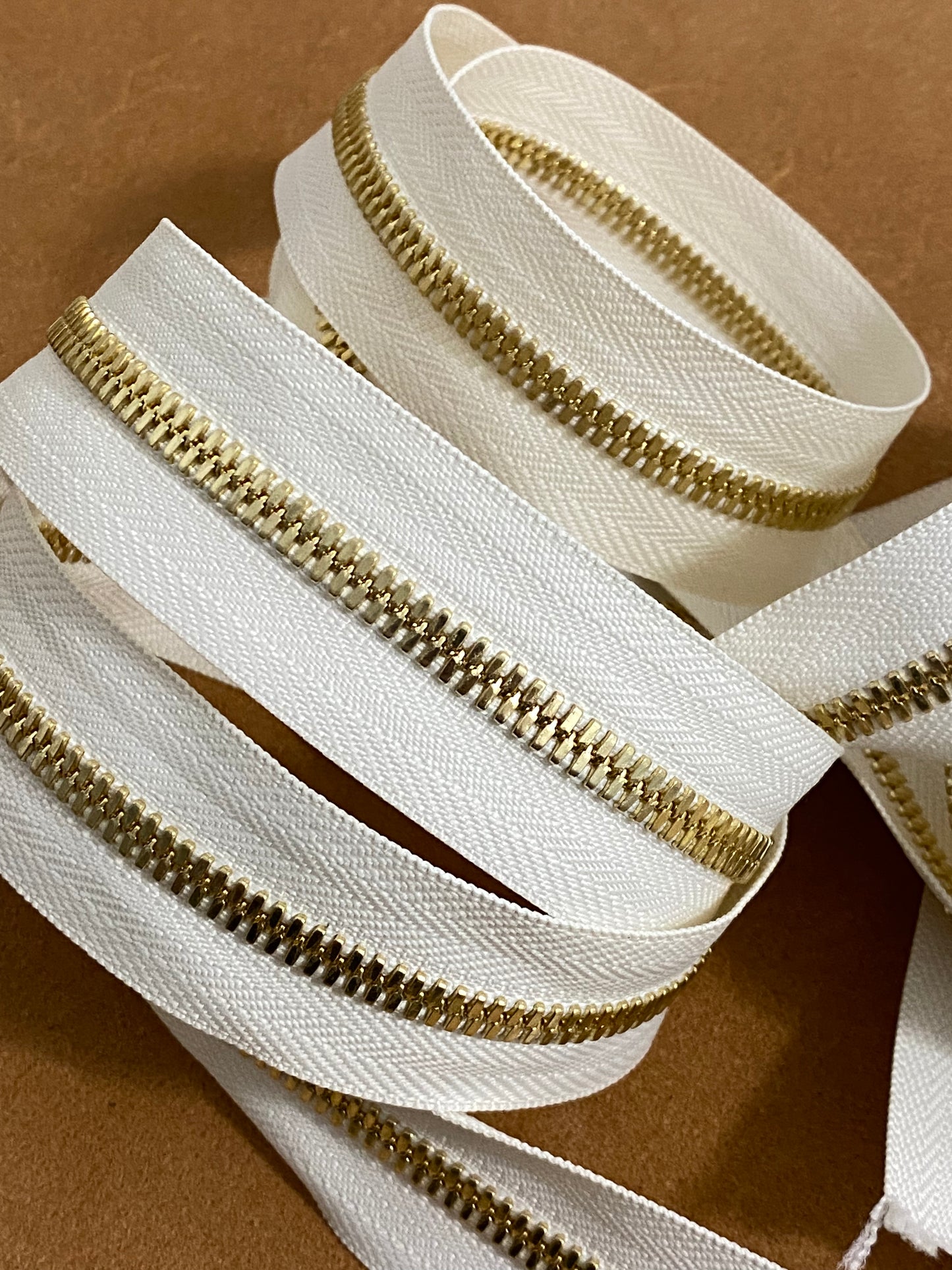 YKK Excella® PLUS Gold. Size 5.