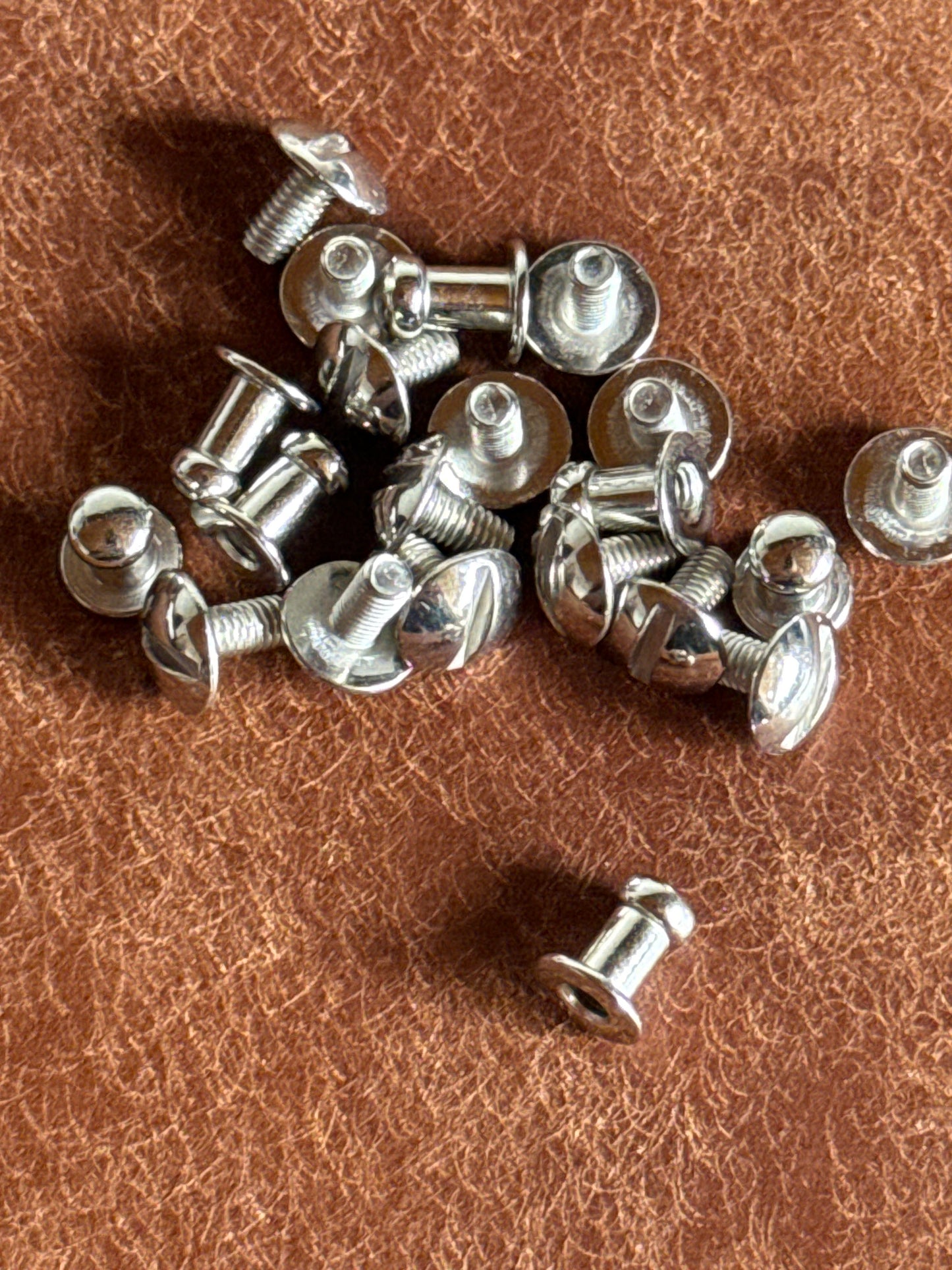 Knopfniete Beiltaschenknopf 4,5/3,5mm mit Schraube M3x6mm. Gesamthöhe 8mm. Schafthöhe 4,5mm. Weißbronze.