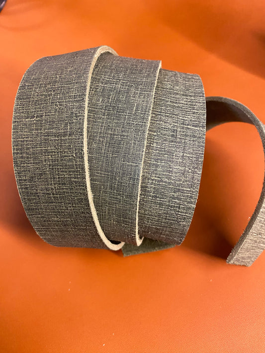 Cinturino in pelle con aspetto tessile 3 mm oliva 130 cm. Collo