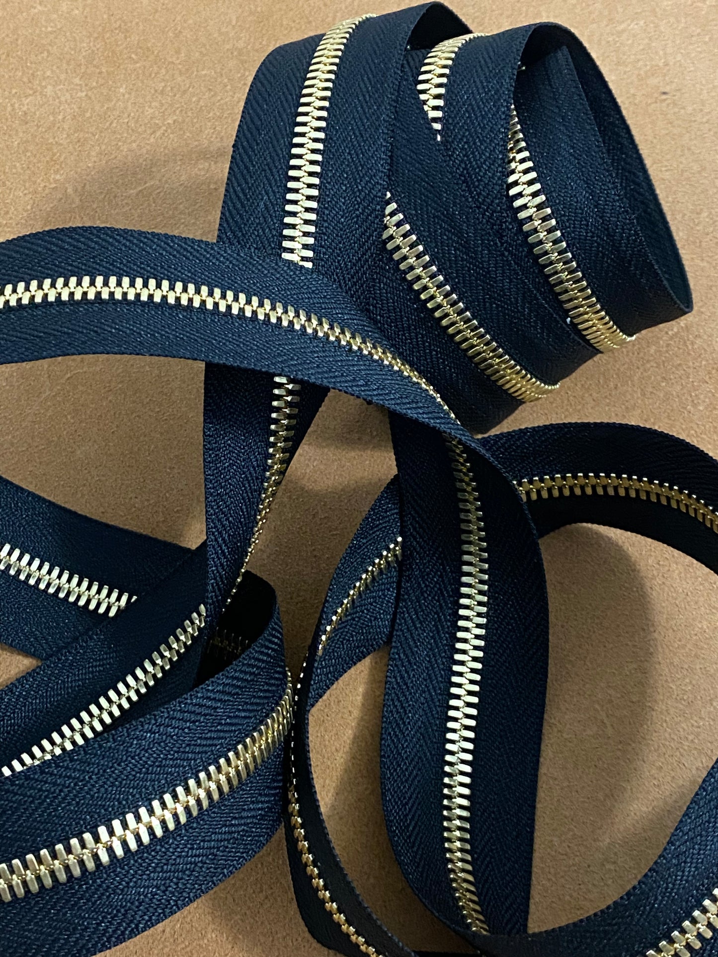 YKK Excella® PLUS Gold. Size 5.