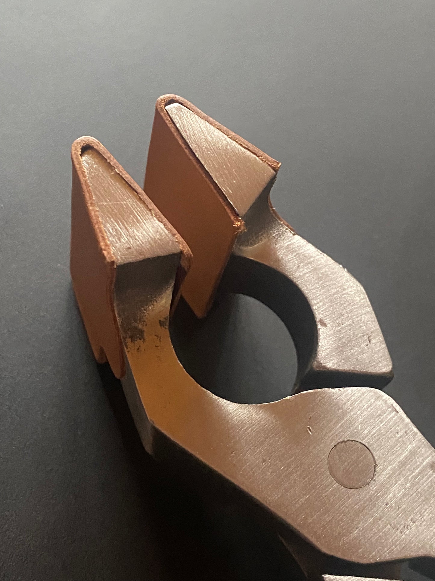 Kevin Lee Zange pour coller le cuir