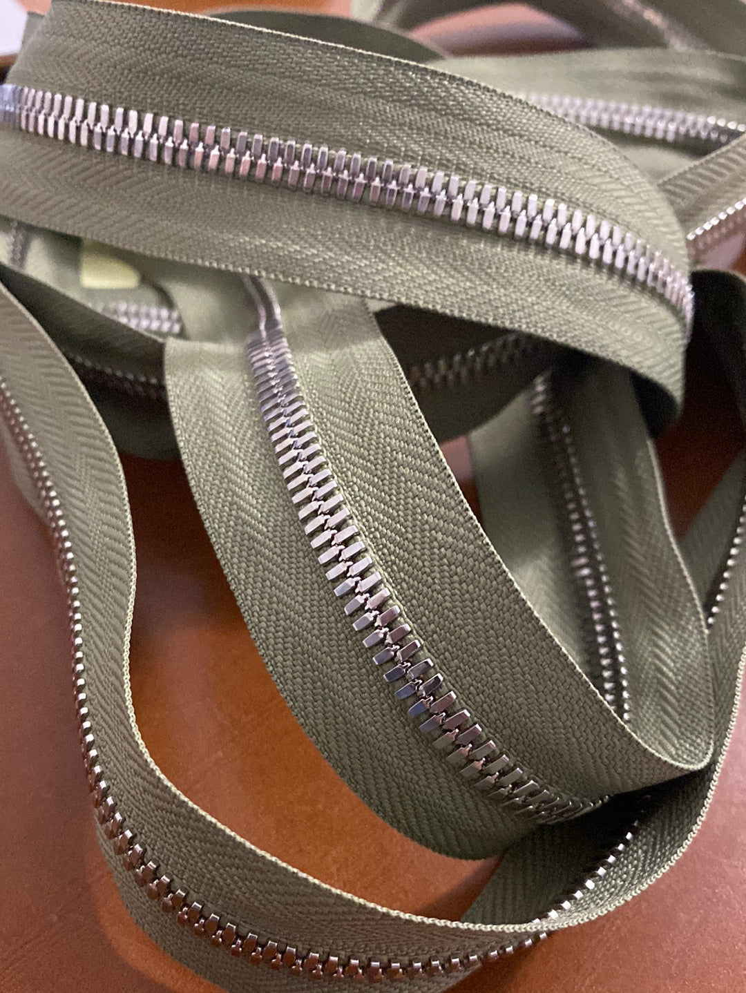 YKK Excella® PLUS Silver. Größe 5.