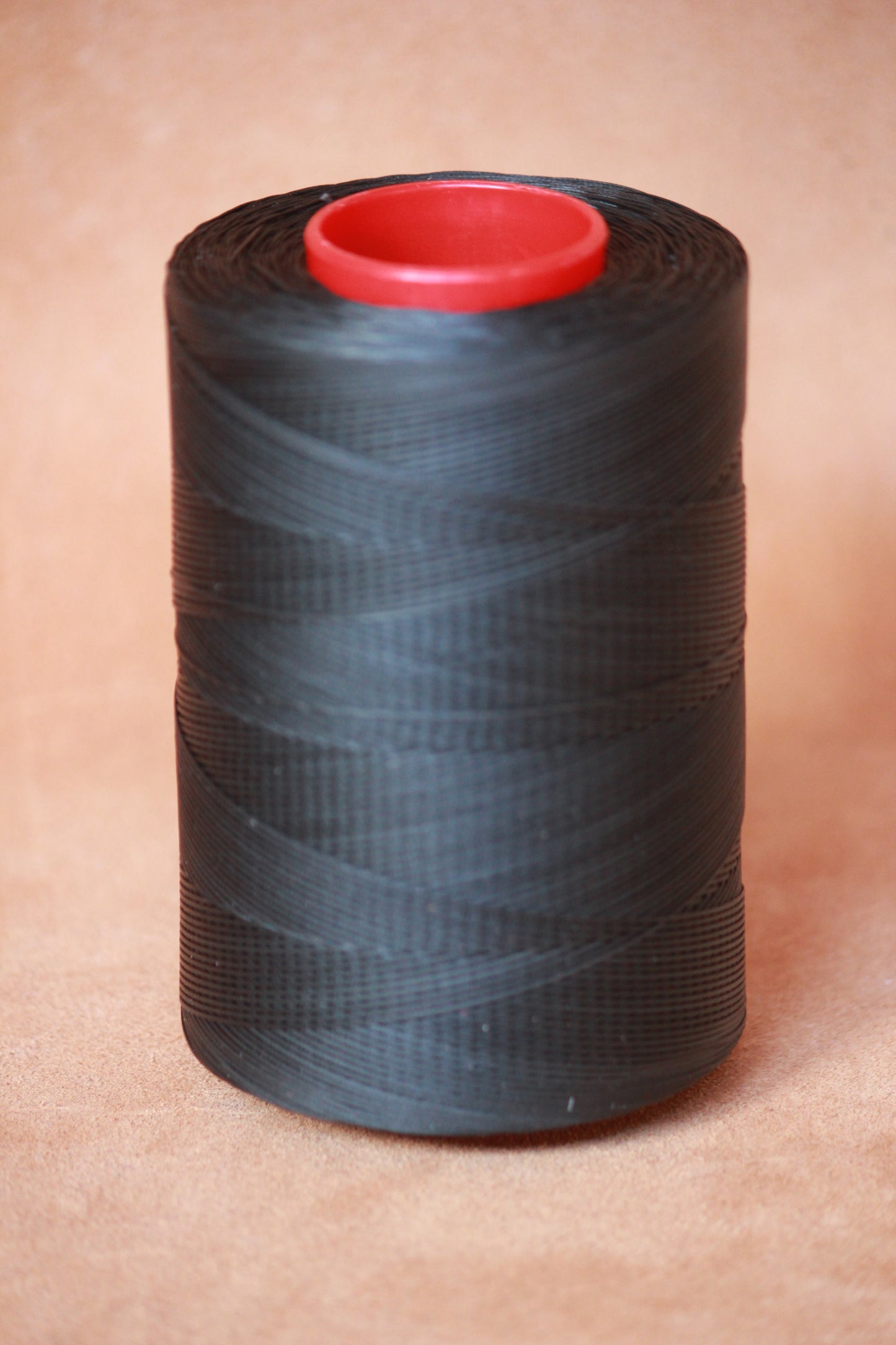 0,6 mm Ritza 25 tigre 100 m Spule | Filo da cucito per pelle, cerato. Punto a mano, forma piatta