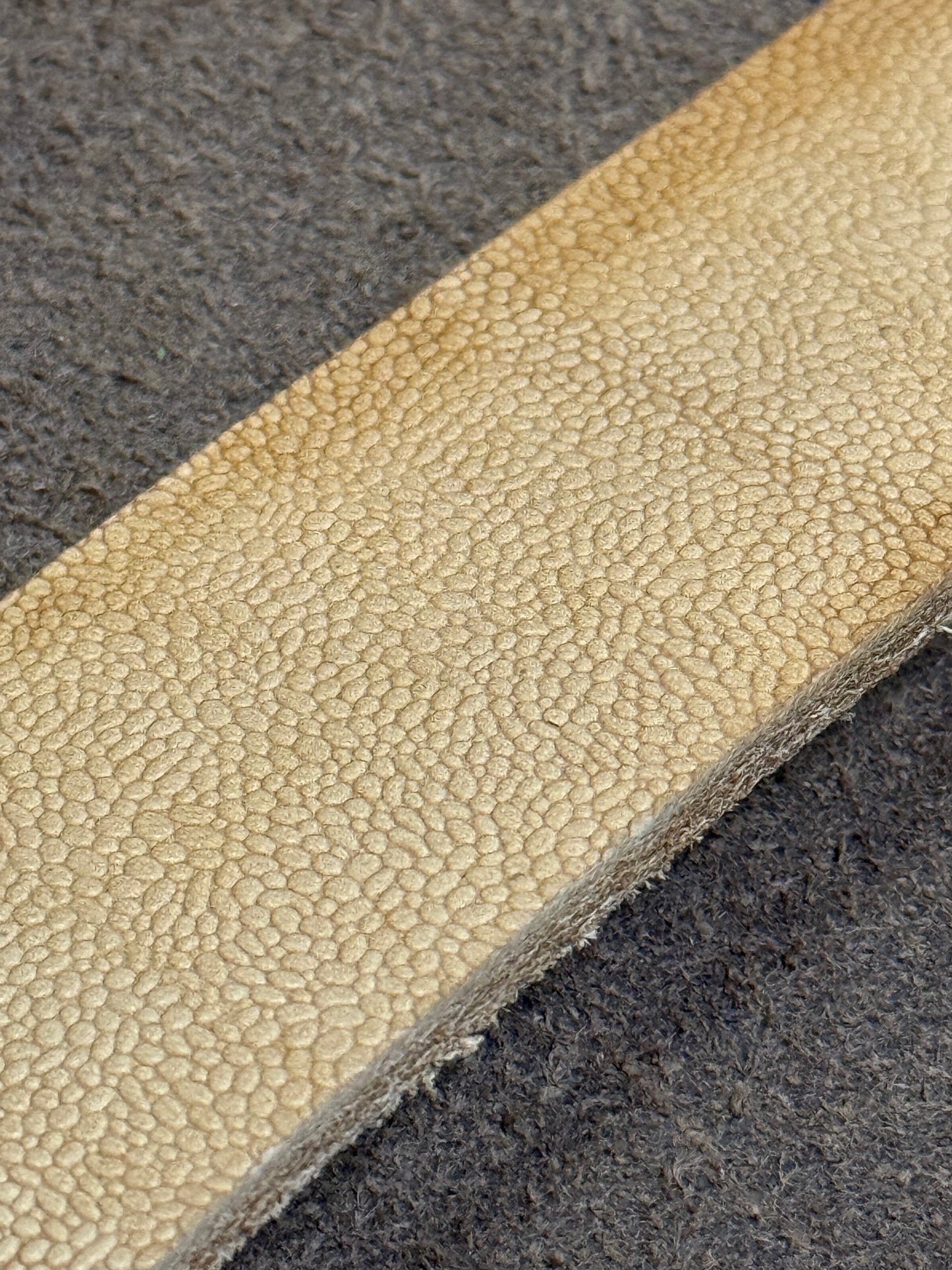 Motivriemen Echtleder natur. Embossed straps. Croupon 4-4,5 mm Stärke