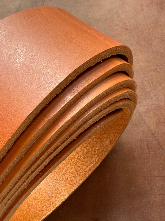Cuir de ceinture, col. Tan. 4-4,5mm à partir de 2m de longueur. Hecht