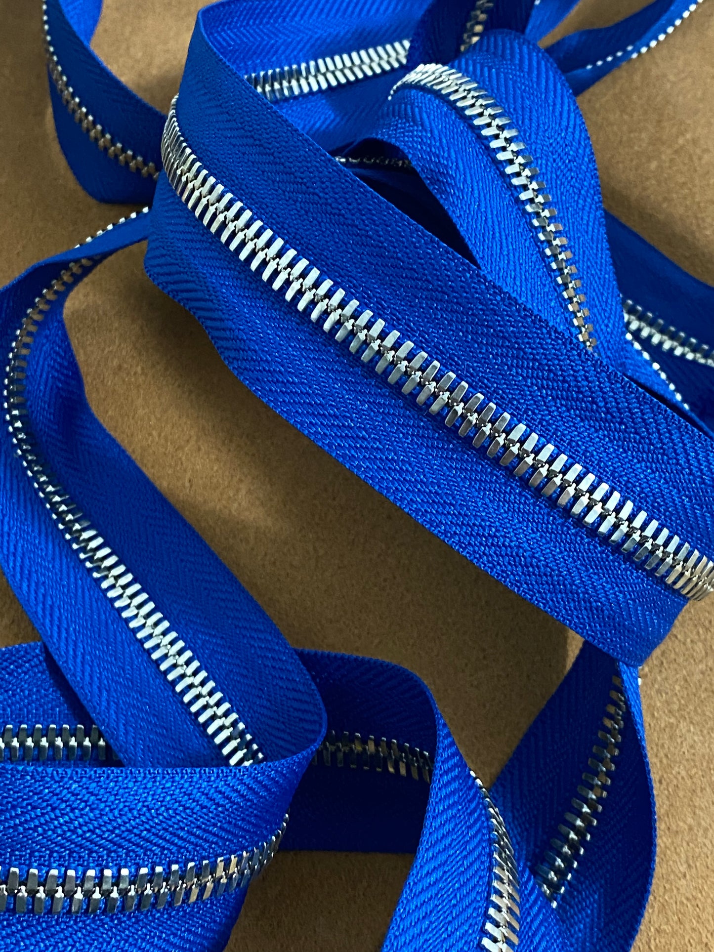 YKK Excella® PLUS Gold. Size 5.