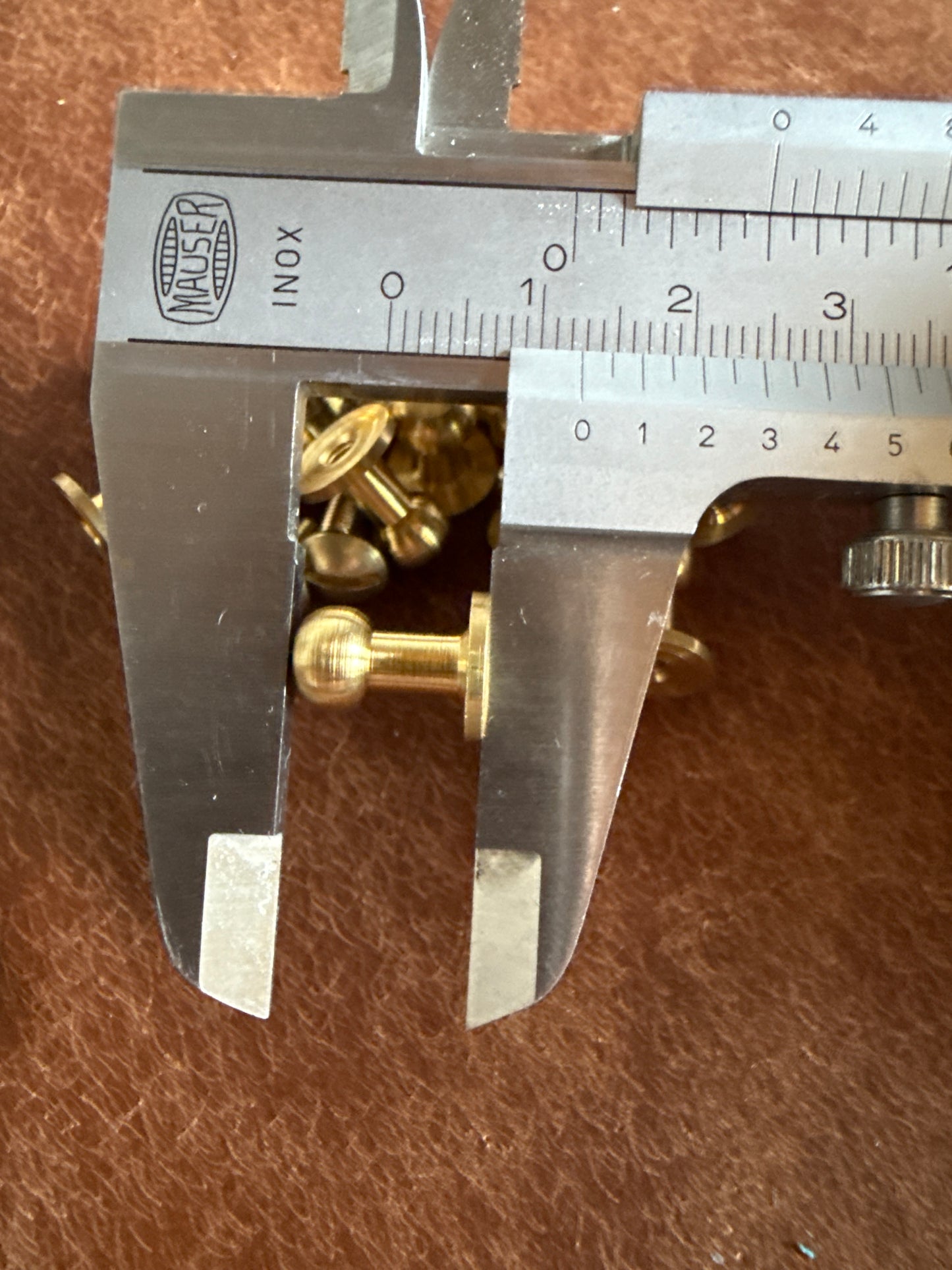 Knopfniete Beiltaschenknopf 7/4mm mit Schraube M3x7mm. Gesamthöhe 12mm. Schafthöhe 6mm. Messing.