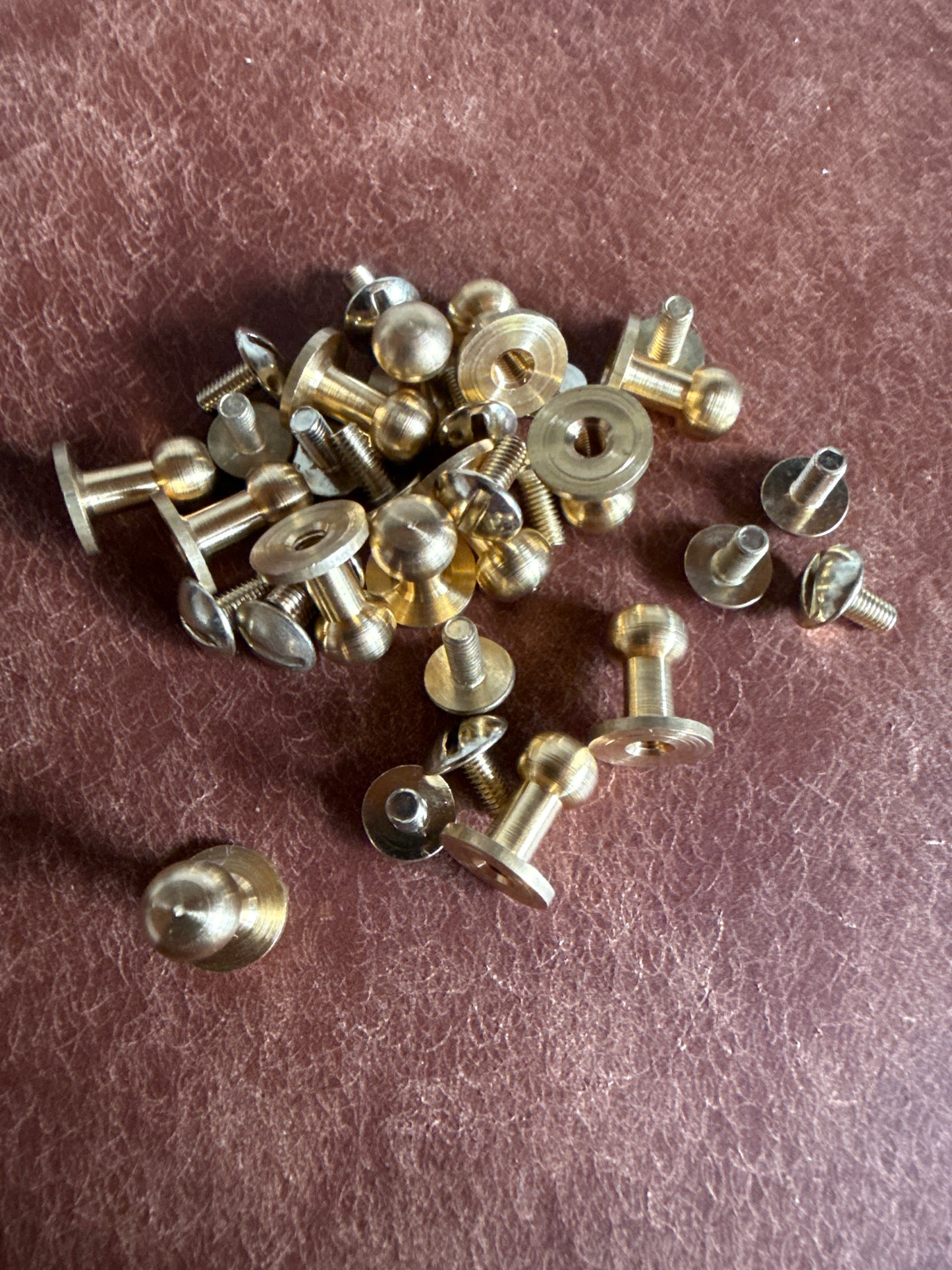 Knopfniete Beiltaschenknopf 7/4mm mit Schraube M3x7mm. Gesamthöhe 12mm. Schafthöhe 6mm. Messing.