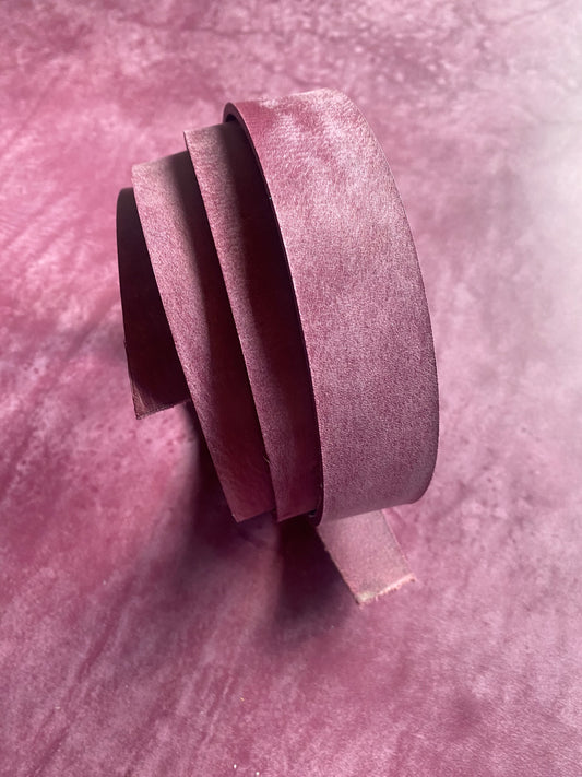 Cuir lanière poncée. Col. Violet. 3,0-3,5 mm 120 cm. Cou