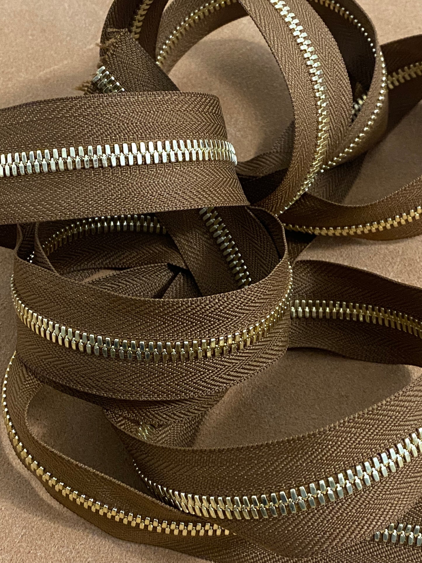 YKK Excella® PLUS Gold. Size 5.