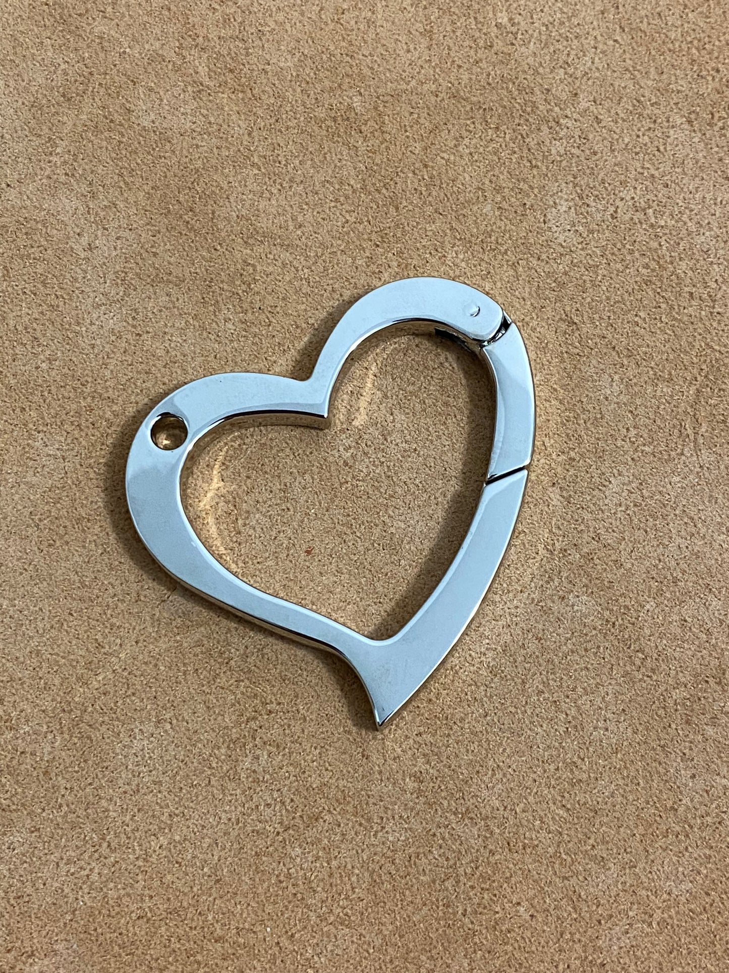 Heart-shaped carabiner, zinc. 5 mm thick