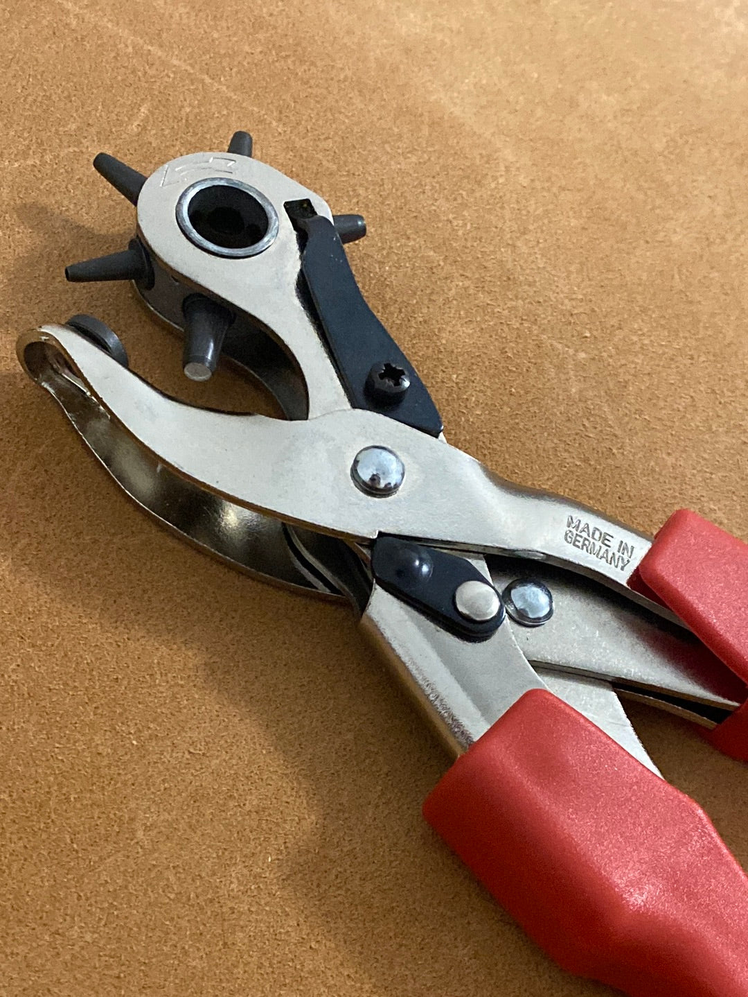 Pince emporte-pièce revolver Pince emporte-pièce avec tubes de perforation interchangeables