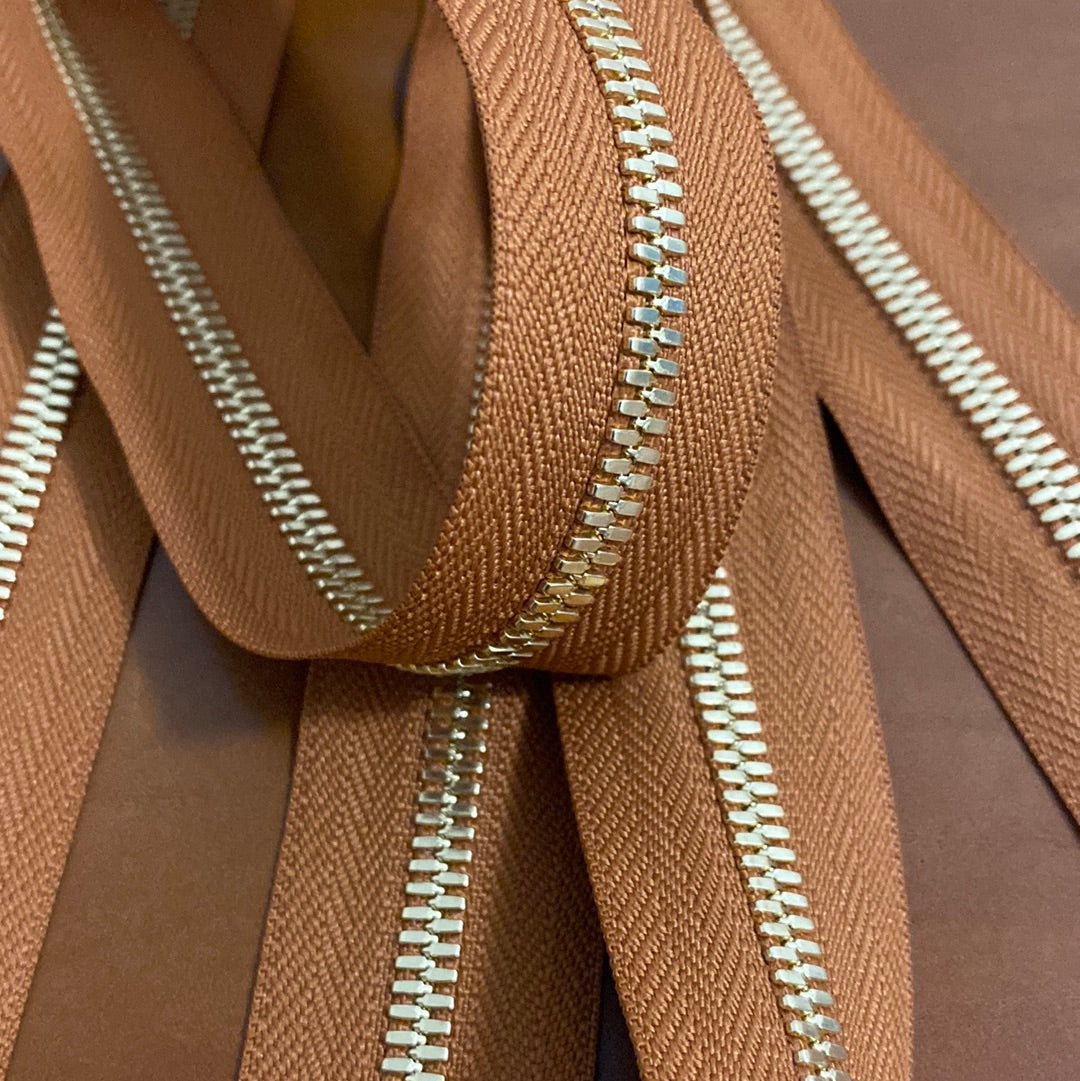 YKK Excella® PLUS Gold. Size 5.