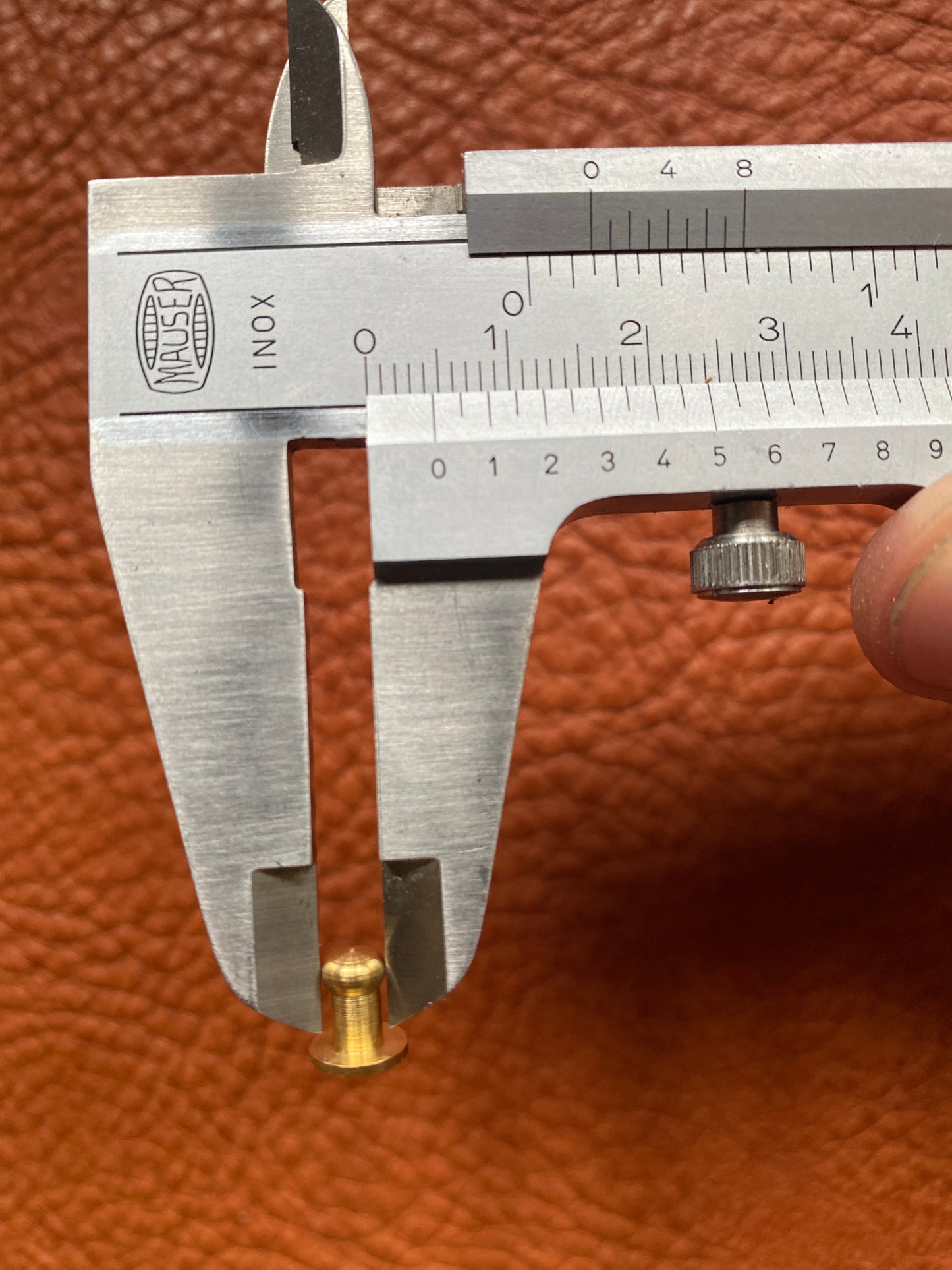 Bottone tasca accetta 4,5/3,5mm con vite M3x5mm. Altezza dell'albero 3,8 mm. Ottone.