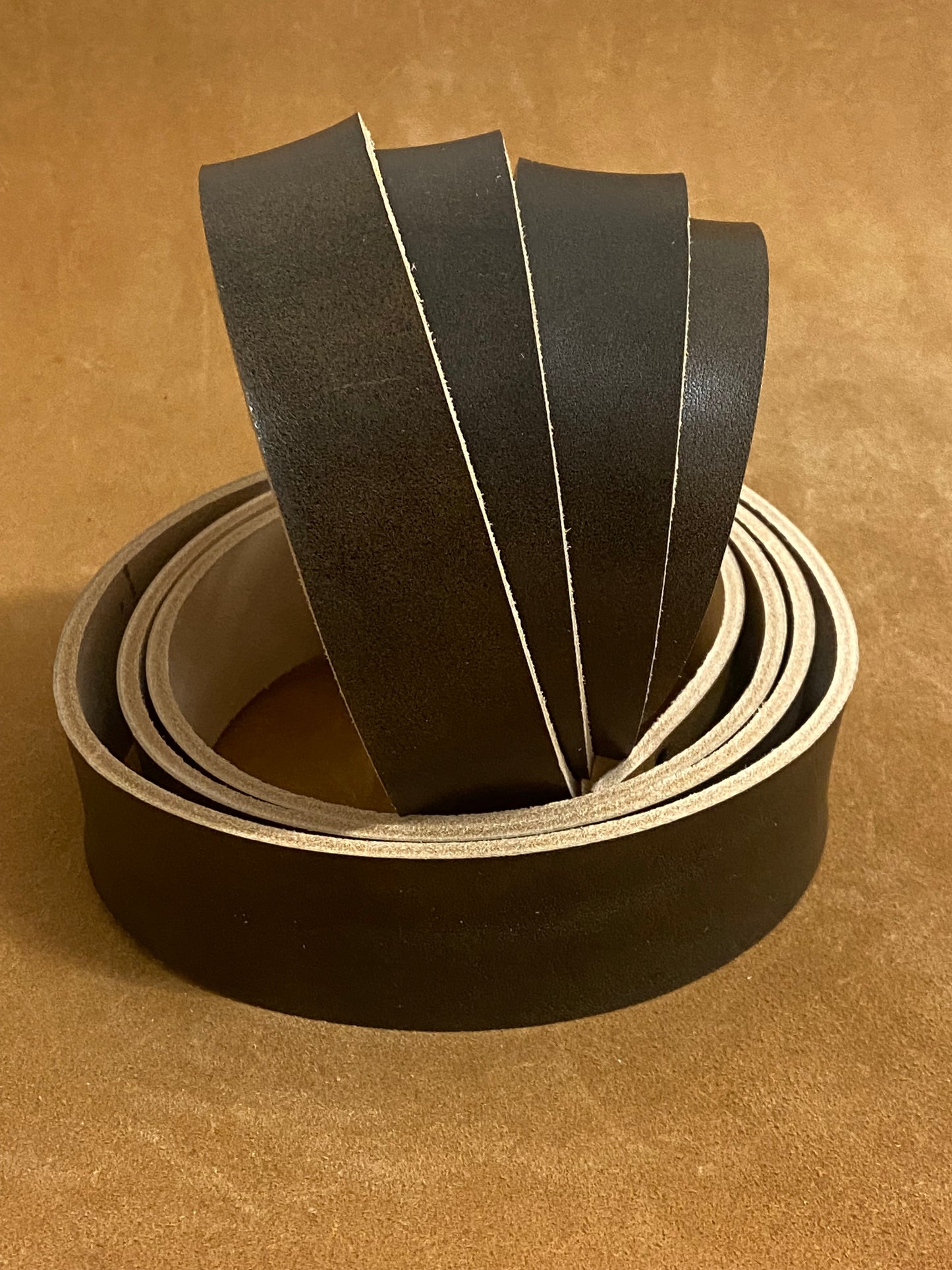 Leather strap olive, black speckled 3.8-4.0 mm 140 cm. Double croupon