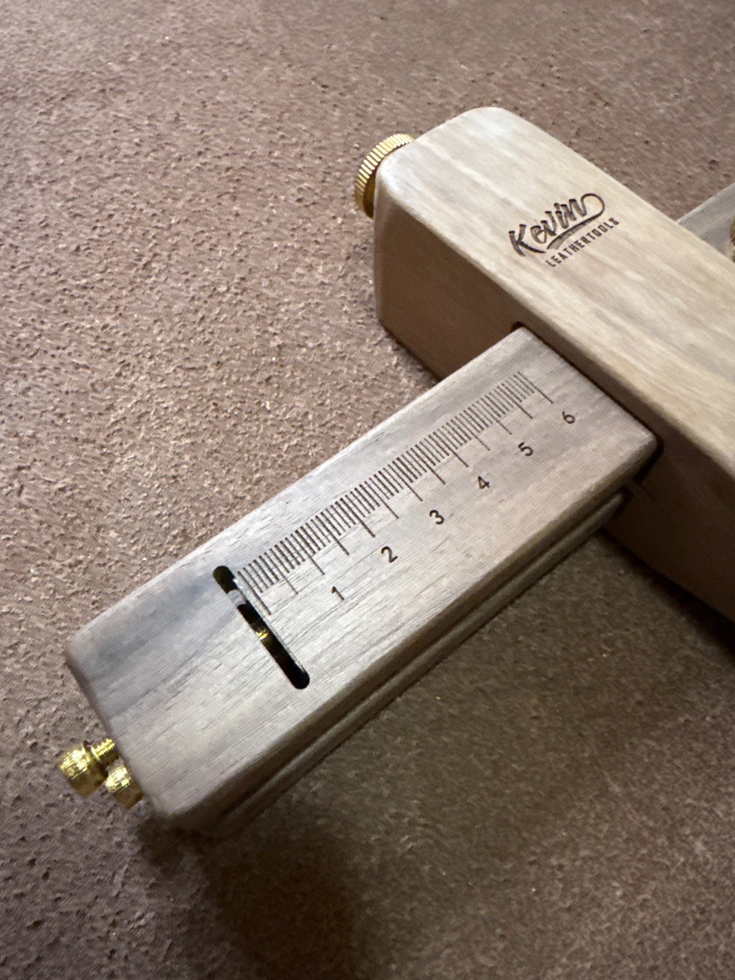 Kevin Lee Riemenschneider inkl. 2x Klingen. Skala bis 6cm Breite. Strap cutter