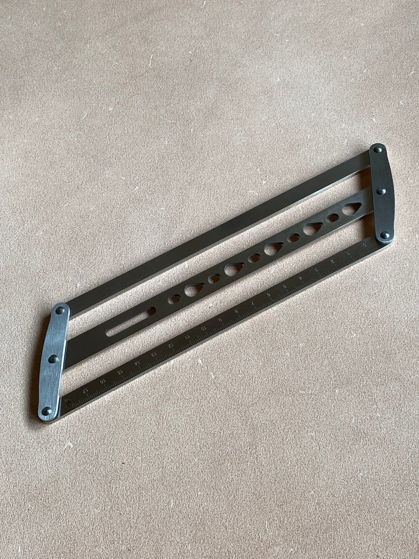 Règle de centrage Règle en métal 18cm pour marquer les trous de ceinture. Forme de larme
