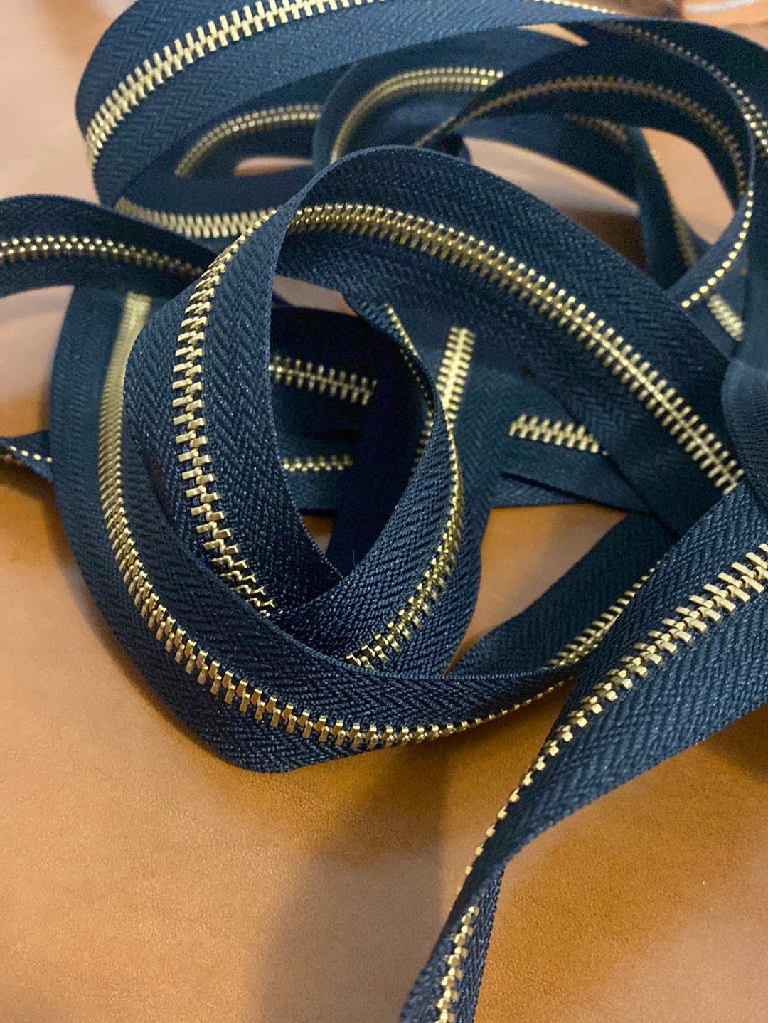 YKK metallo dorato. Taglia 5.