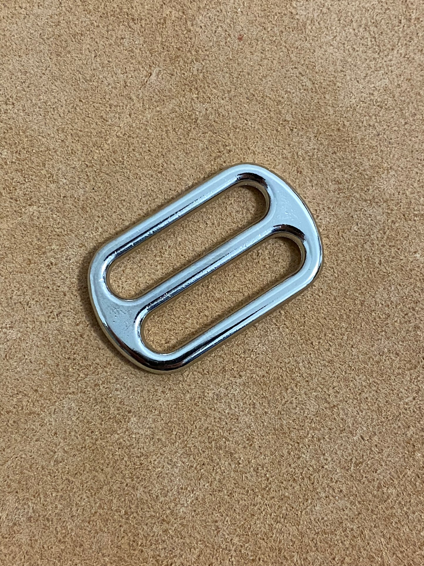 Metal slider buckle nickel plated. Breaking load 280 kg