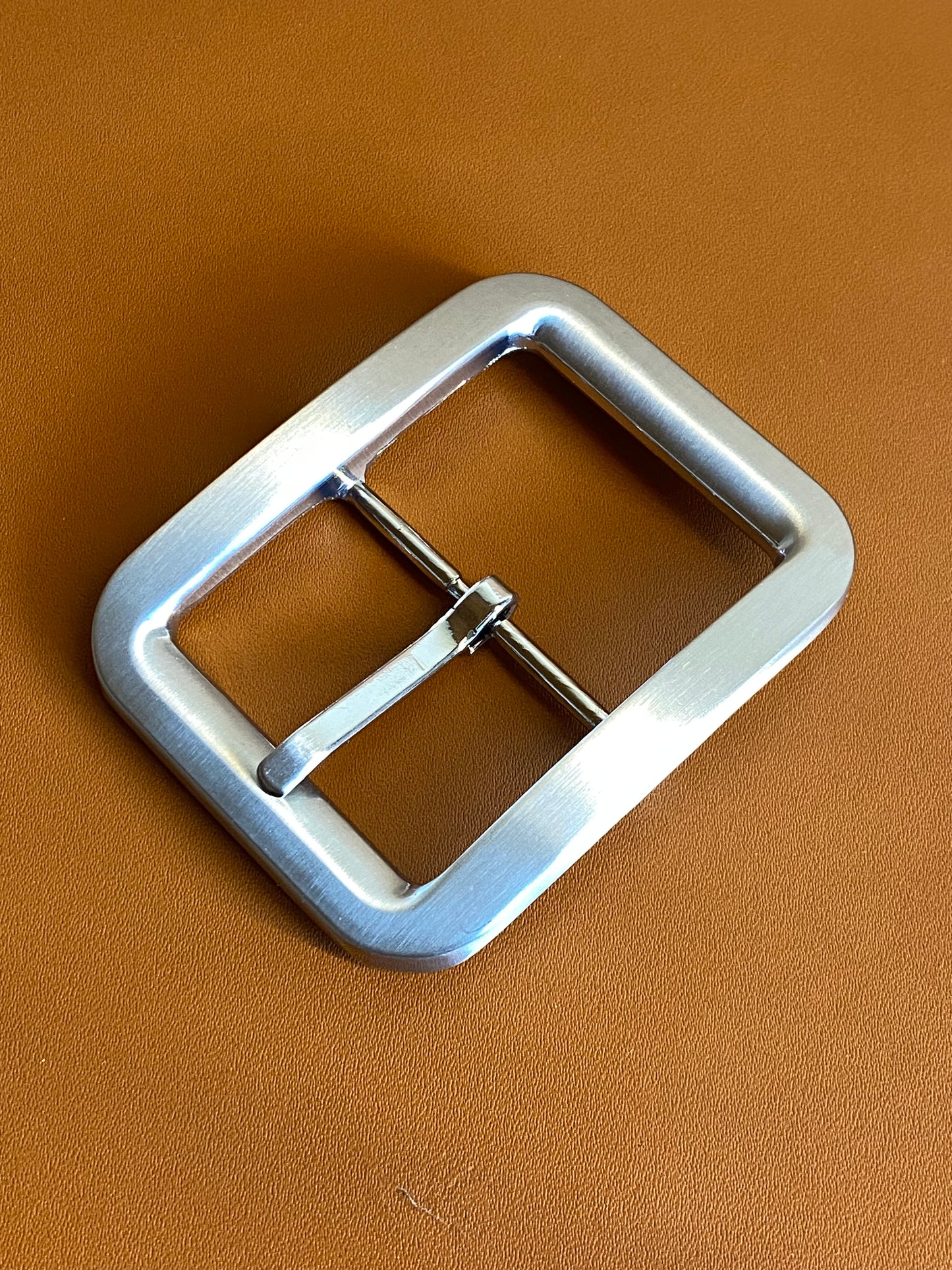 Doble hebilla de paso de 40 mm, bronce blanco. Exterior: 54x70