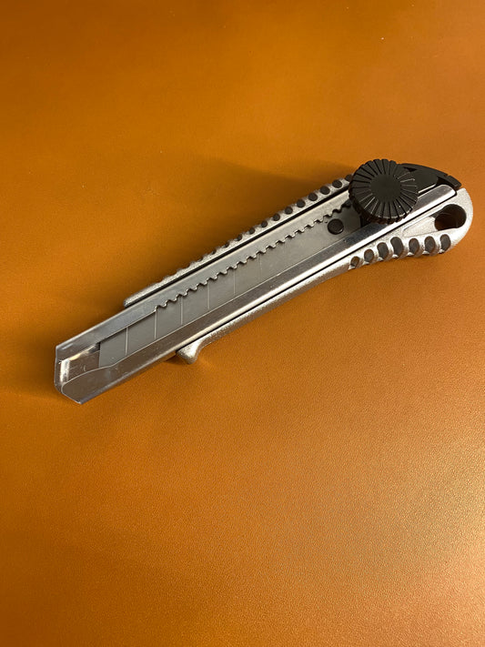 Coltello da taglio per lavori in pelle