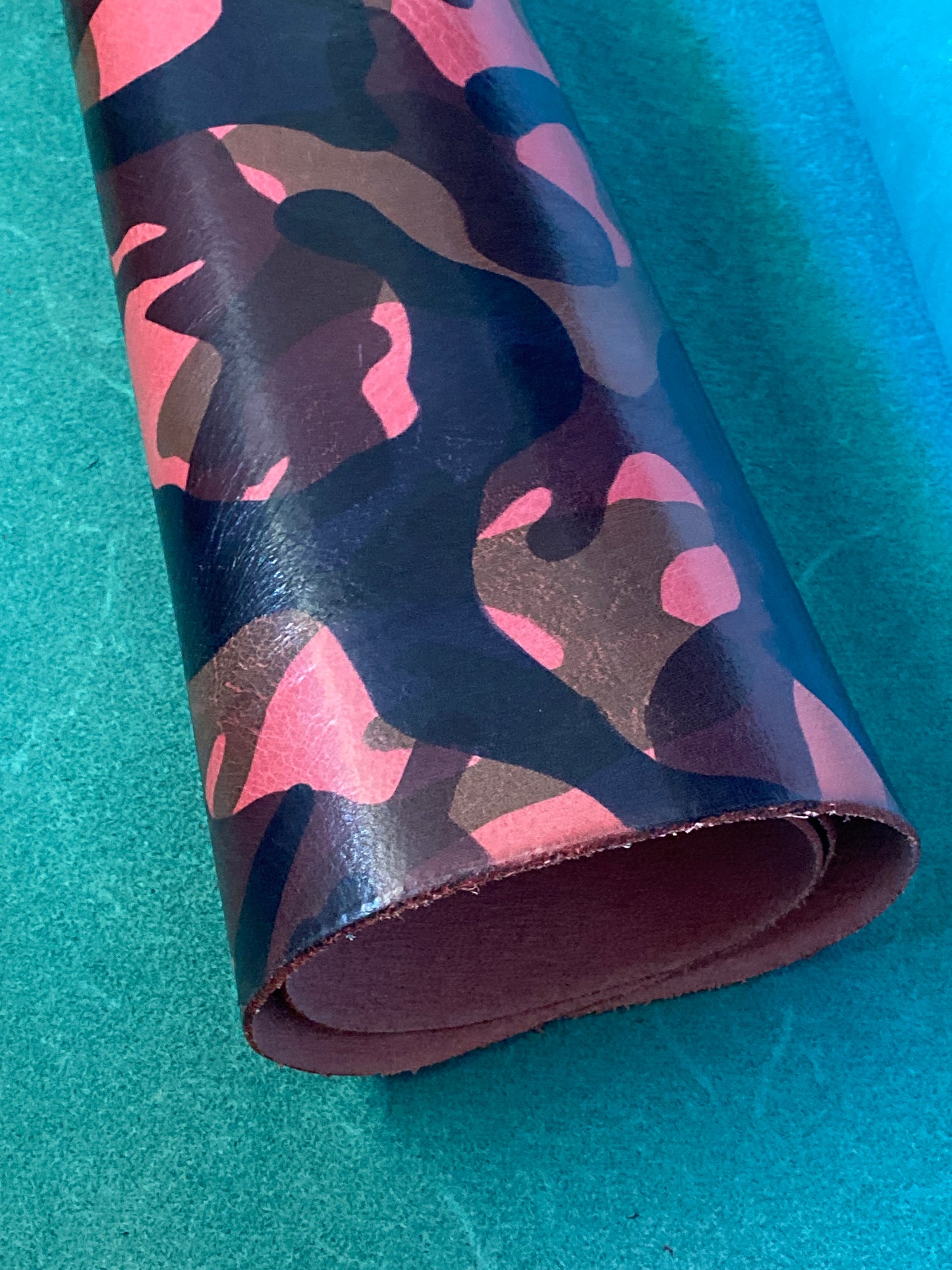 Cuir Gemillé 2,00mm Camouflage Rose | La Perle Bleue