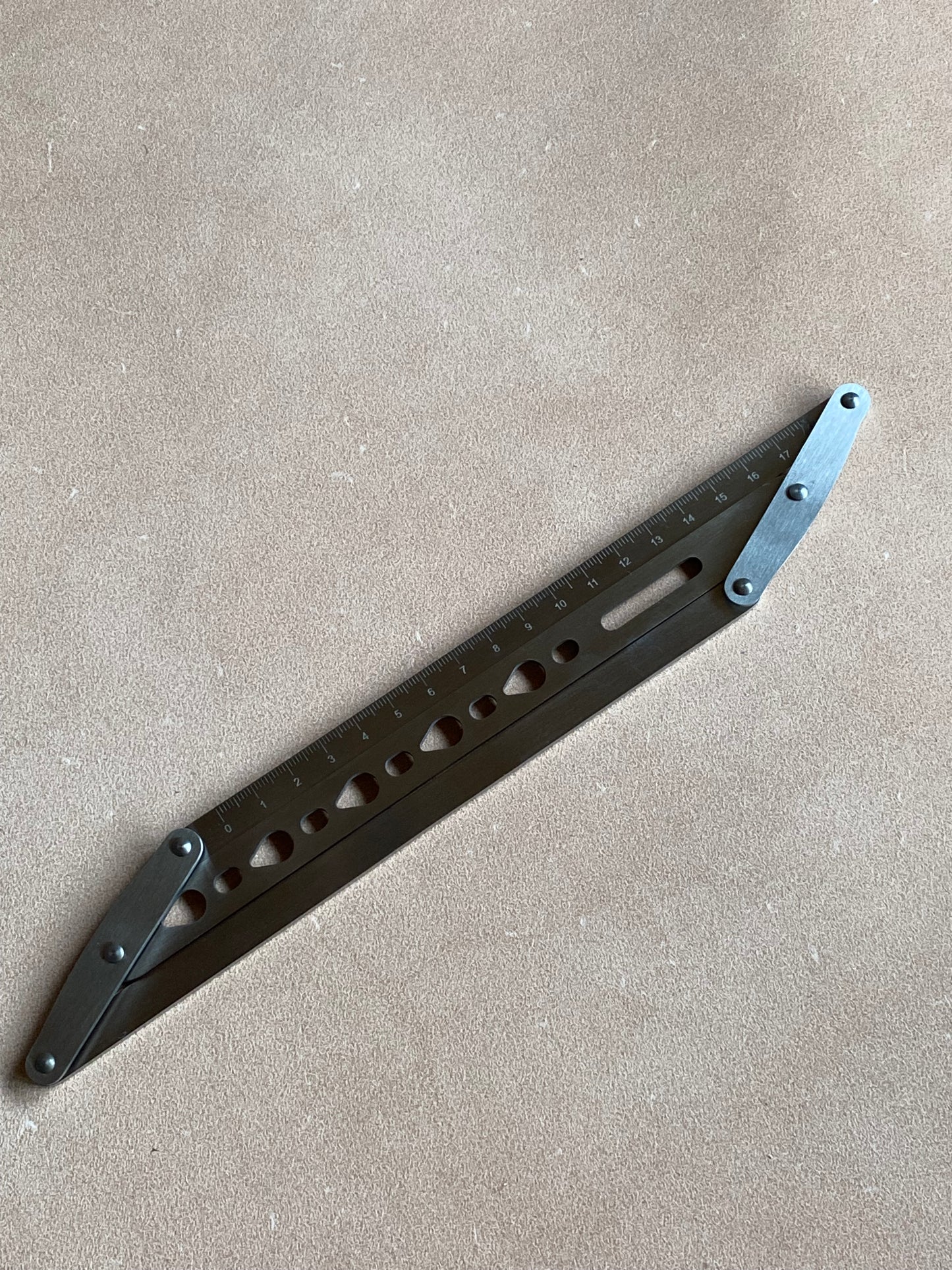 Règle de centrage Règle en métal 18cm pour marquer les trous de ceinture. Forme de larme