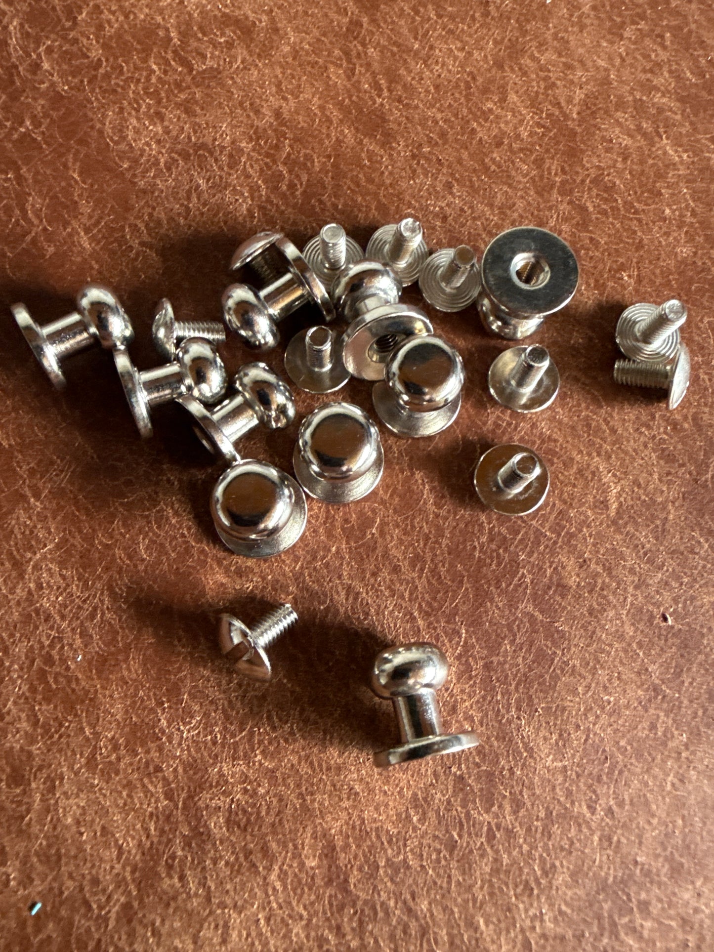Knopfniete Beiltaschenknopf 8/4mm mit Schraube M3x6mm. Gesamthöhe 10mm. Schafthöhe 4mm. Messing vernickelt.