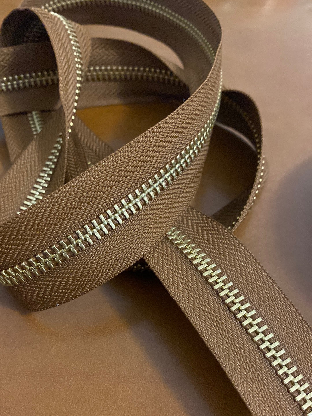 YKK metallo dorato. Taglia 5.