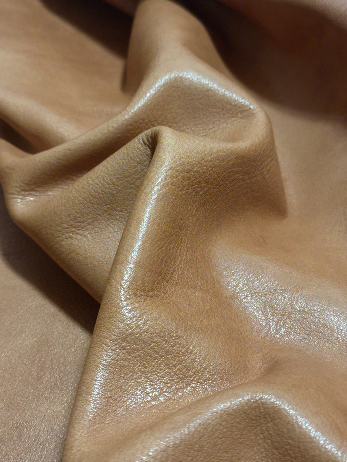 Cuir naturel rustique 1,0-1,2 mm. Couleur cognac. Grainé