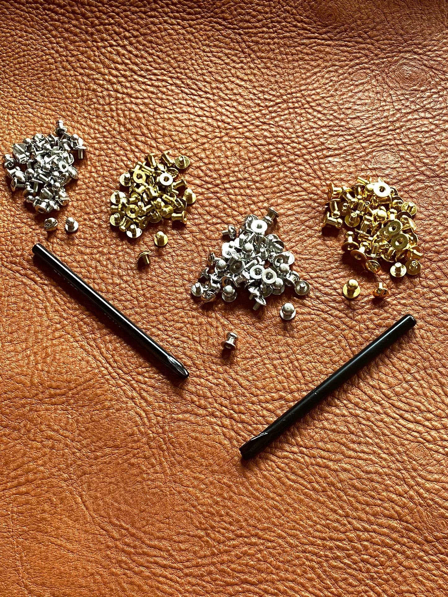 Bottone tasca accetta 4,5/3,5mm con vite M3x5mm. Altezza asta 3,8 mm. Bronzo bianco.