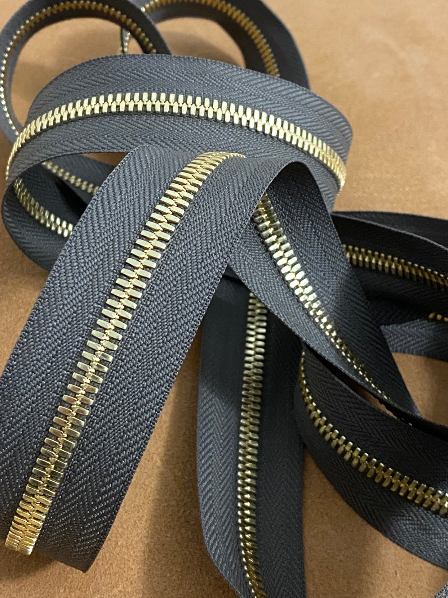 YKK Excella® PLUS Gold. Size 5.