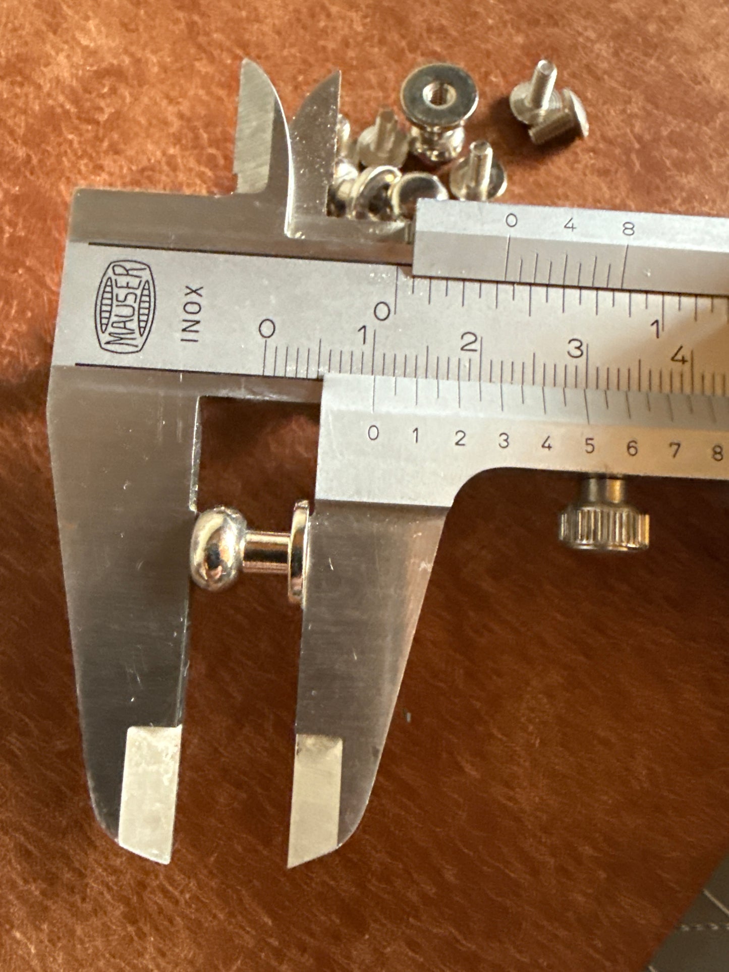 Knopfniete Beiltaschenknopf 8/4mm mit Schraube M3x6mm. Gesamthöhe 10mm. Schafthöhe 4mm. Messing vernickelt.