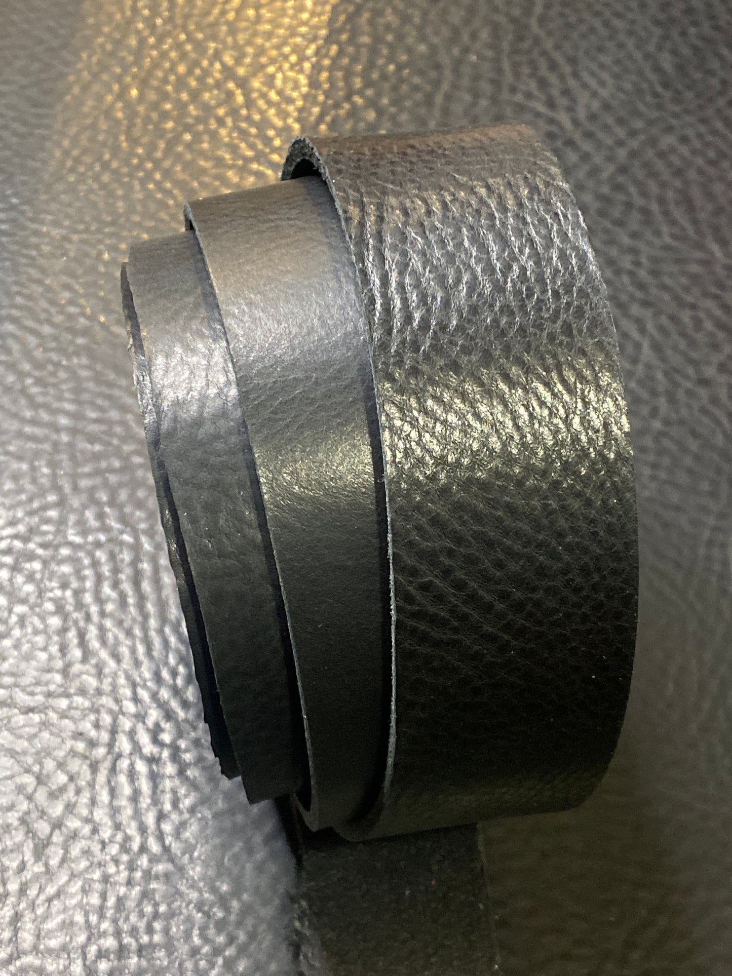 Leather strap black milled 3-3.5 mm 120 cm. Neck