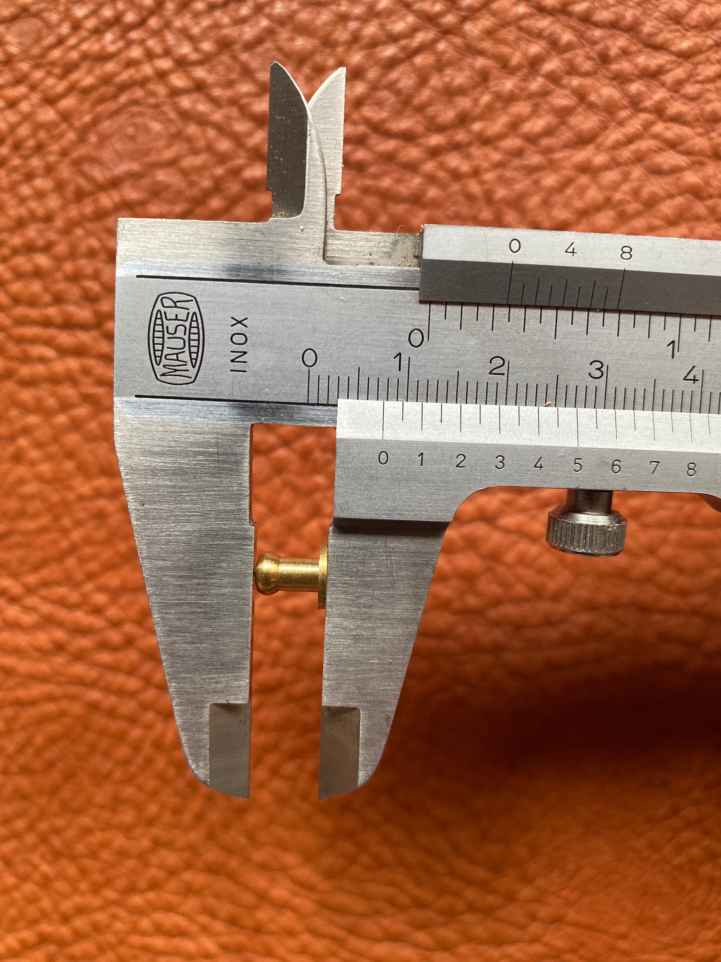 Bottone tasca accetta 4,5/3,5mm con vite M3x5mm. Altezza dell'albero 3,8 mm. Ottone.