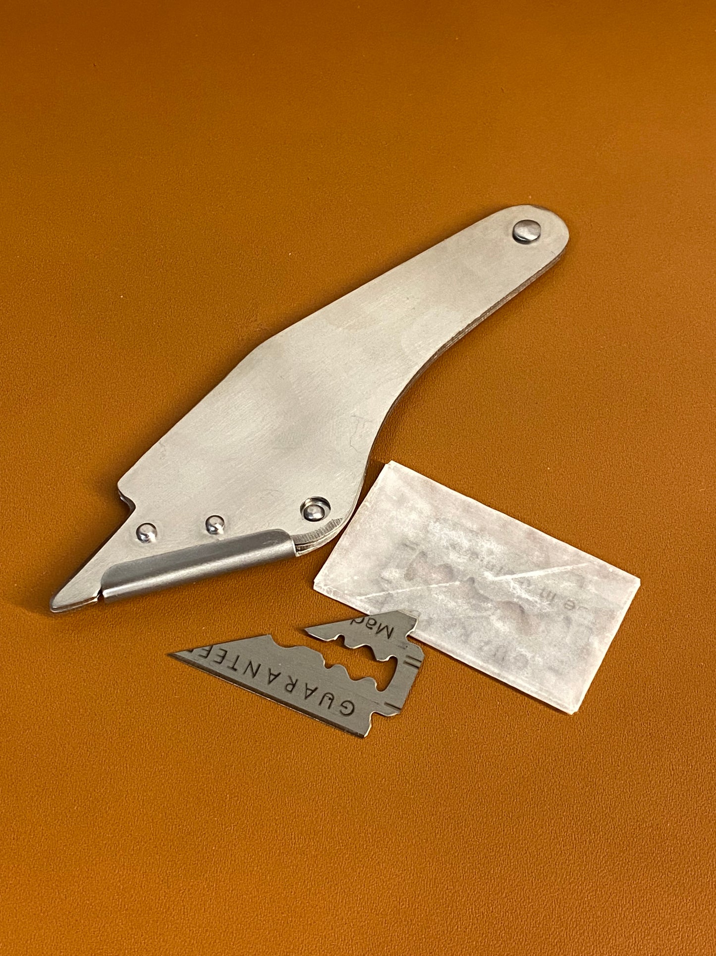 Couteau pour travaux en cuir incluant 2 lames. Couteau de fourreur. Couteau de fourrure.