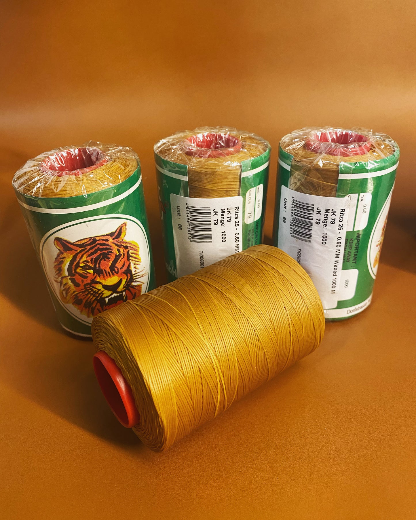 0,6 mm Ritza 25 tigre 50 m Spula | Filo da cucito per pelle, cerato. Punto a mano, forma piatta