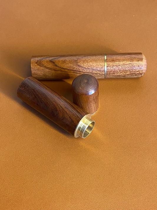 Contenitore in legno per aghi da selleria con coperchio a vite