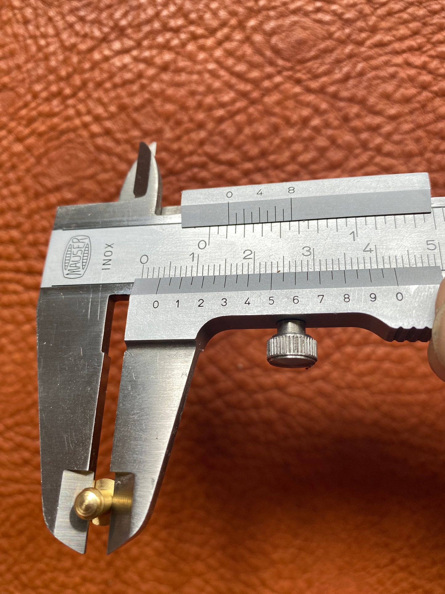 Bottone tasca accetta 4,5/3,5mm con vite M3x5mm. Altezza dell'albero 3,8 mm. Ottone.