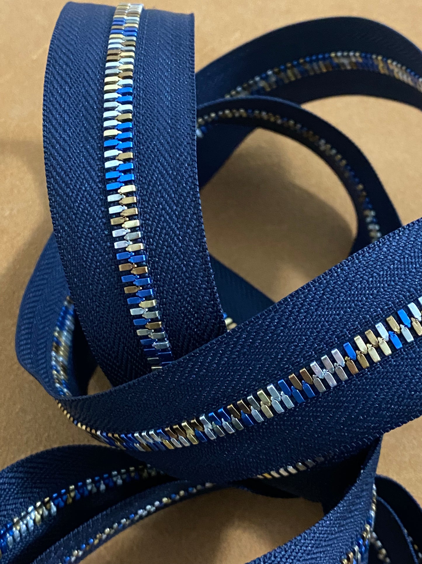 Luz YKK Excella®. Talla 5.